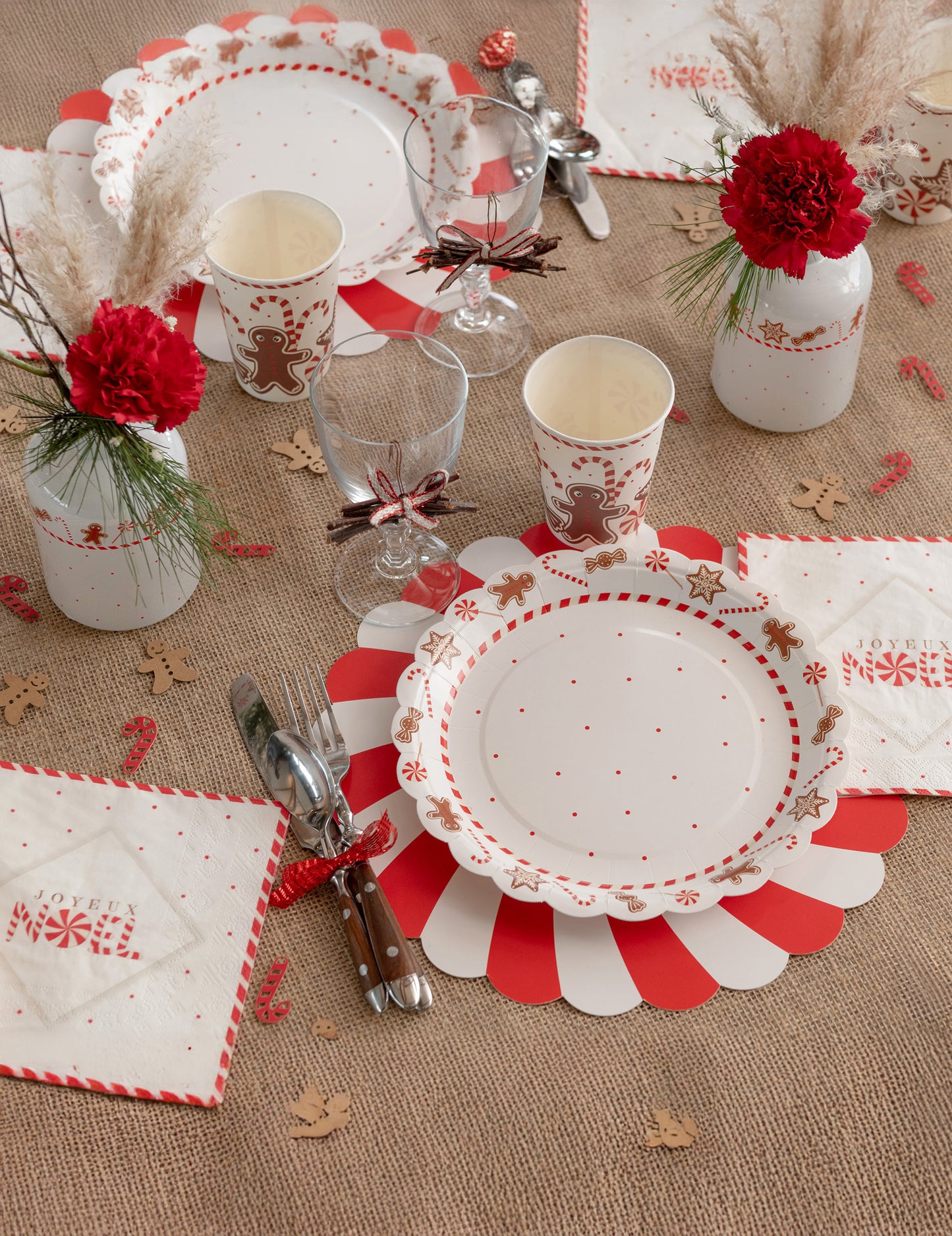 10 fehér és piros tányér karácsonyi finomságokkal díszítve 23 cm karton