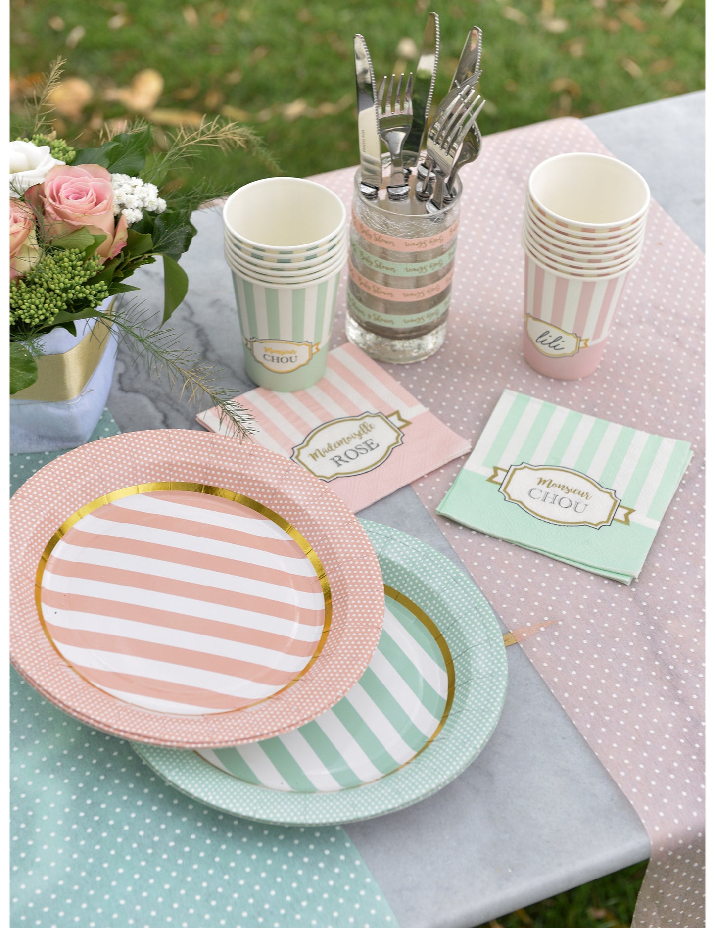 Vue d'ensemble de la table avec accessoires assortis des assiettes en carton baby shower pour fête