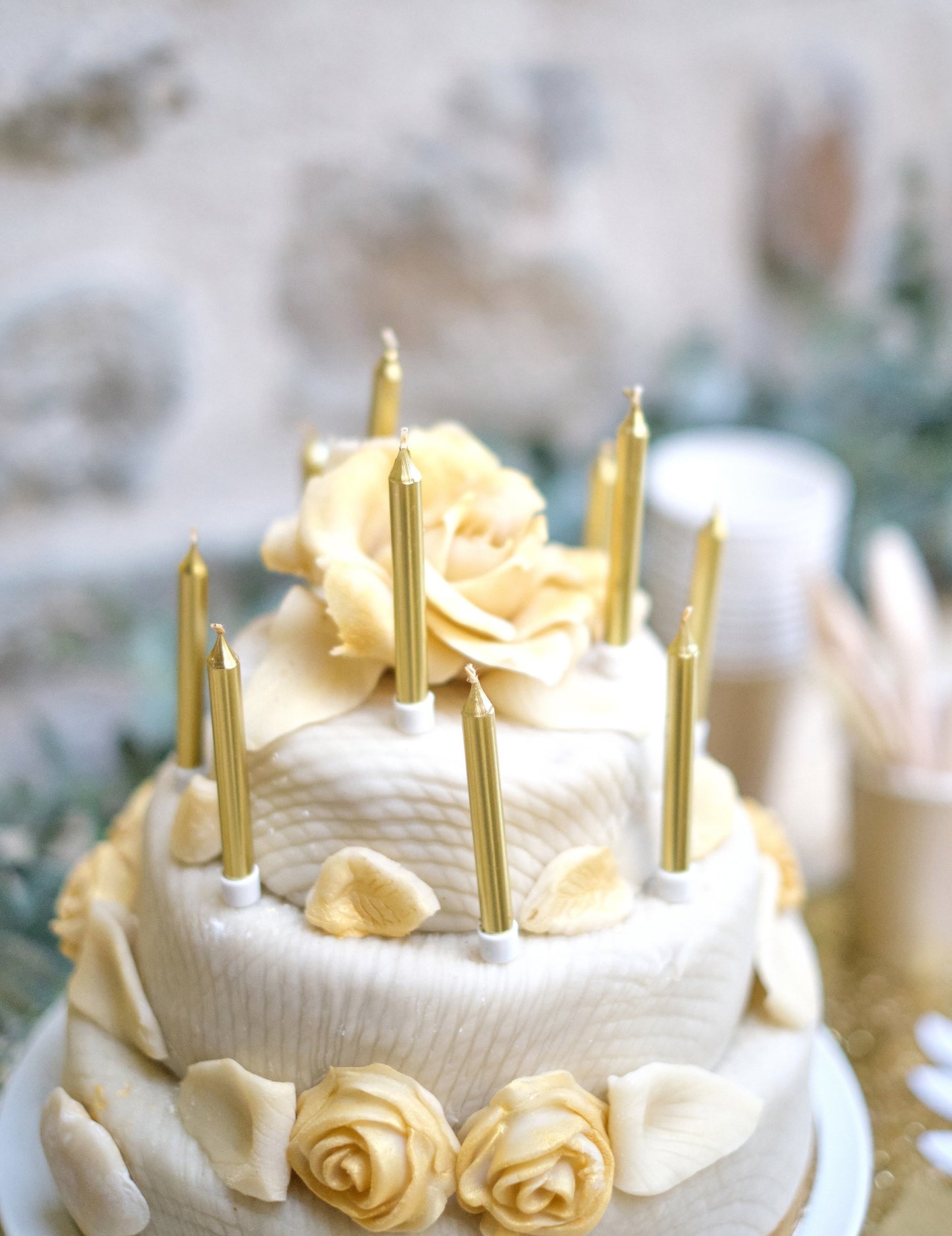 Mise en scène sur un gâteau des bougies d'anniversaire pour gâteau dorées métallisées
