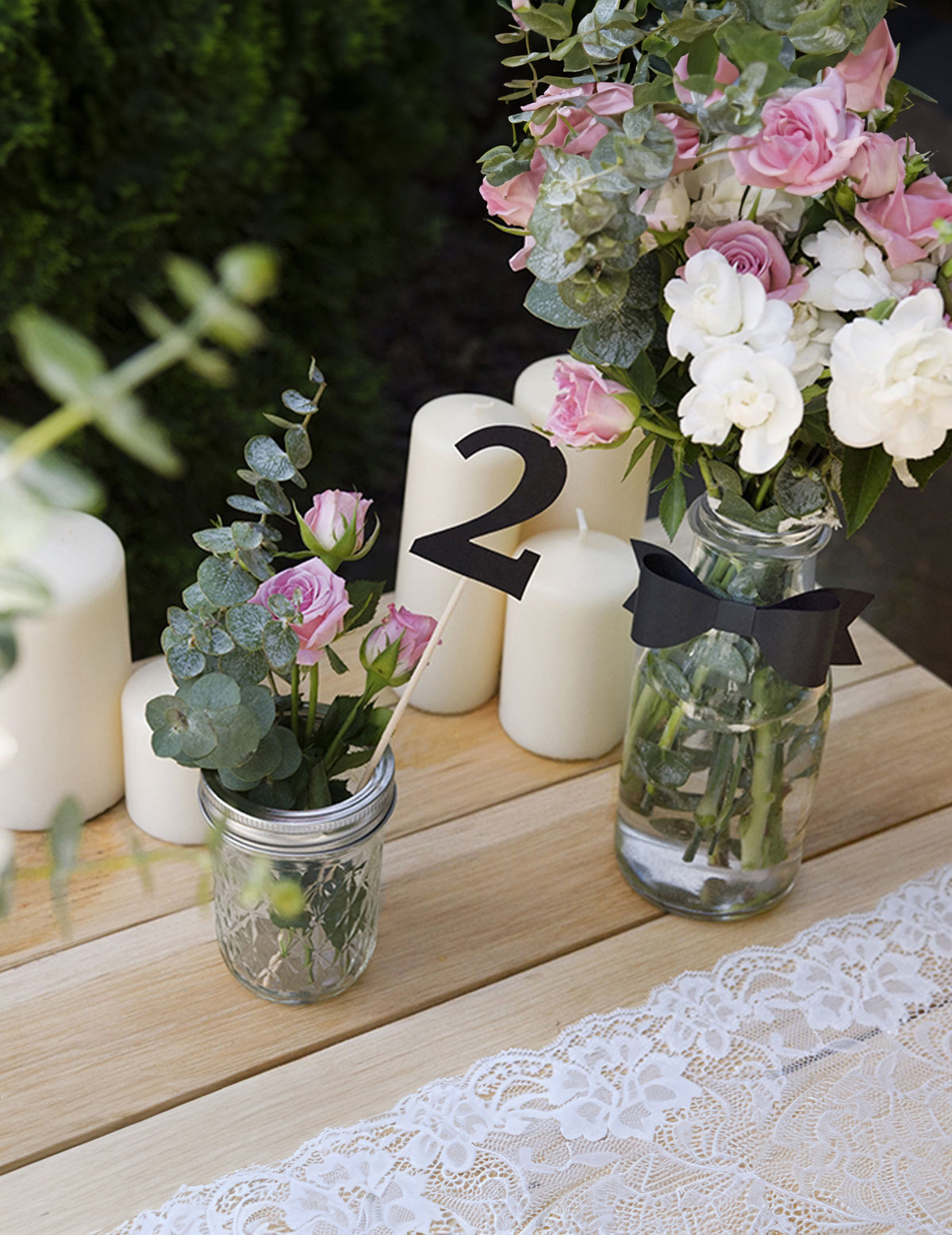 Mise en situation de table du 10 chiffres sur pic pour fête noirs en carton