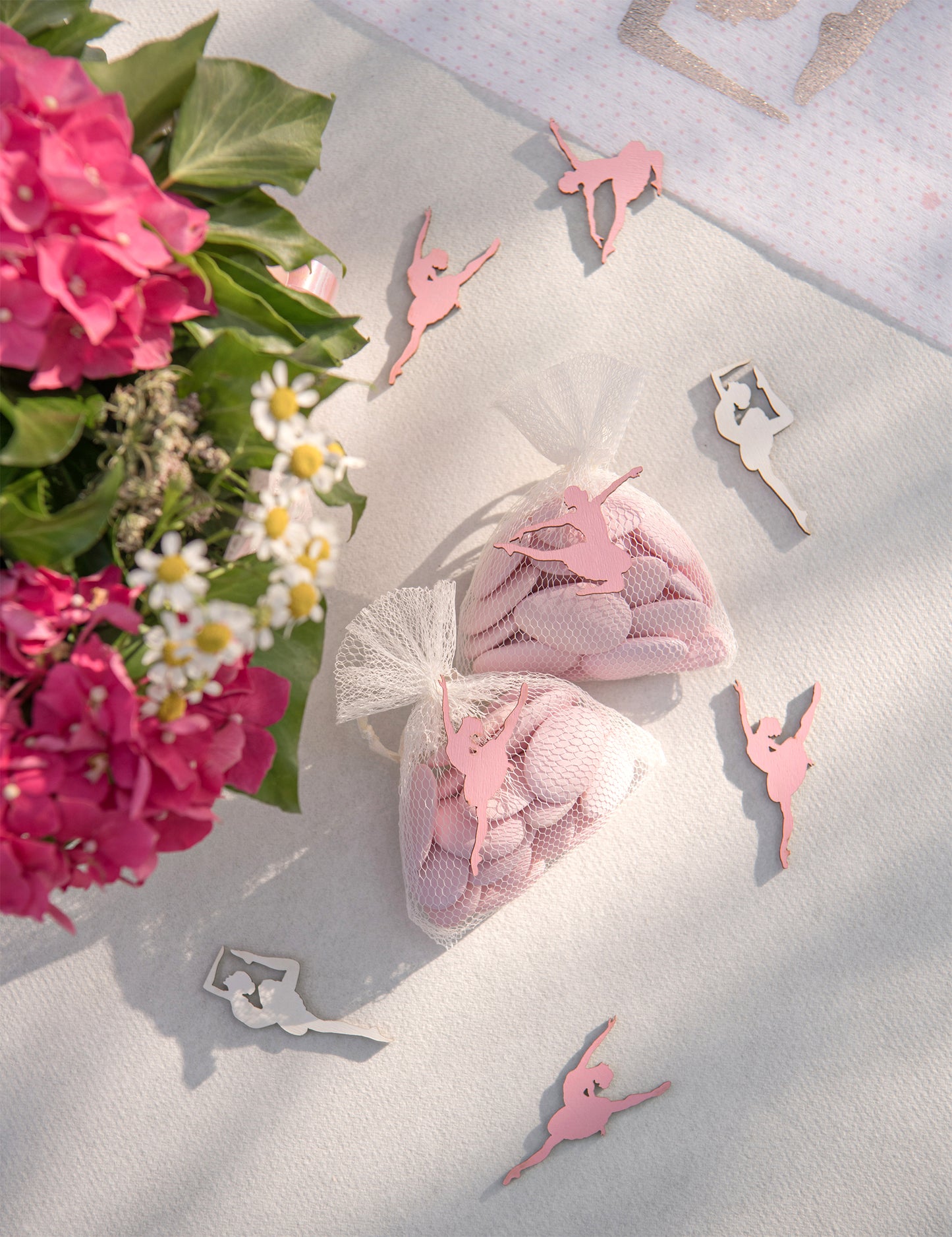 10 db balerina fa asztali konfetti 1 x 2 cm rózsaszín és fehér