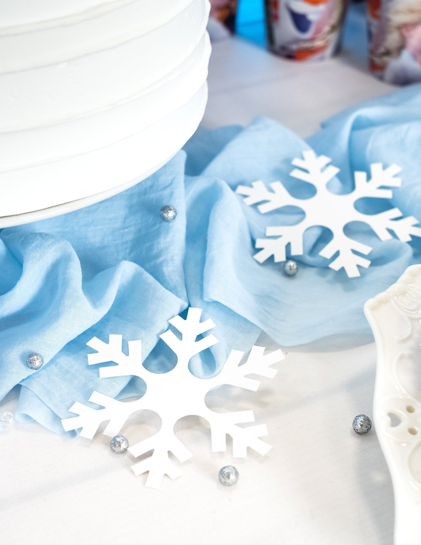 Helyzetbemutatás kék asztalterítőn a hópelyhek karácsonyi dekorációhoz