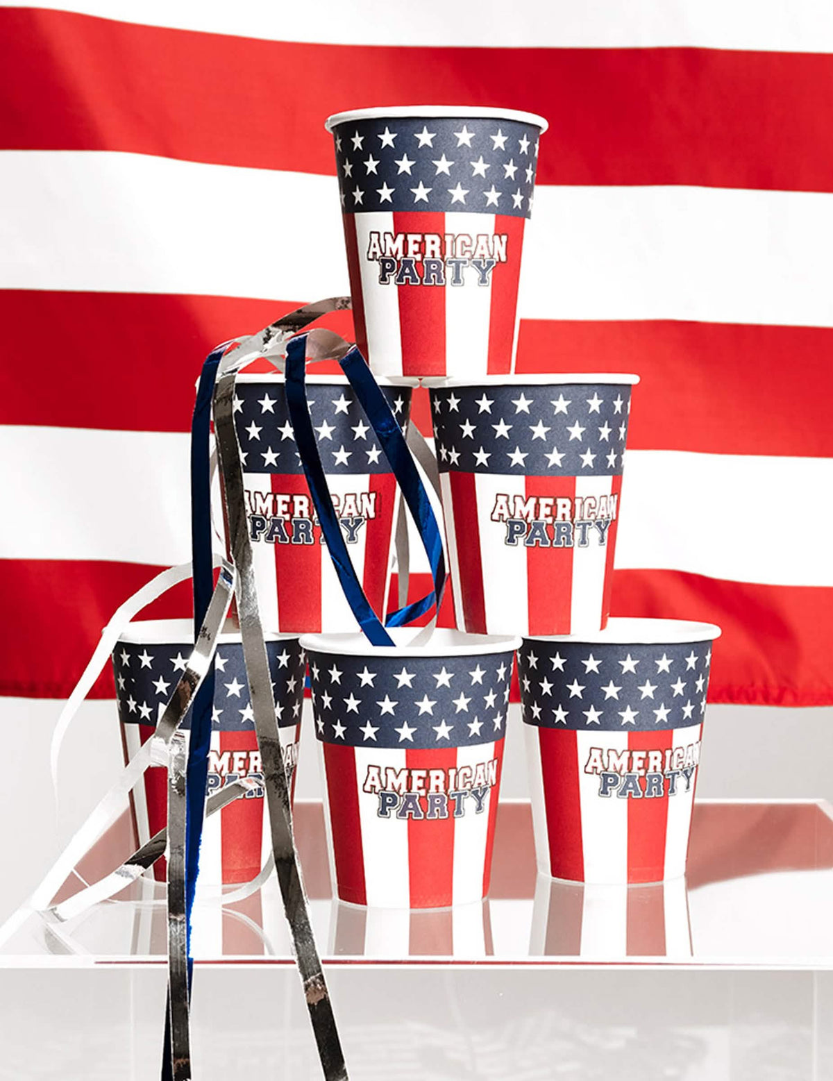Piramidalis elrendezés szalagfüzérekkel az American party papírpoharainak értékesítéséhez