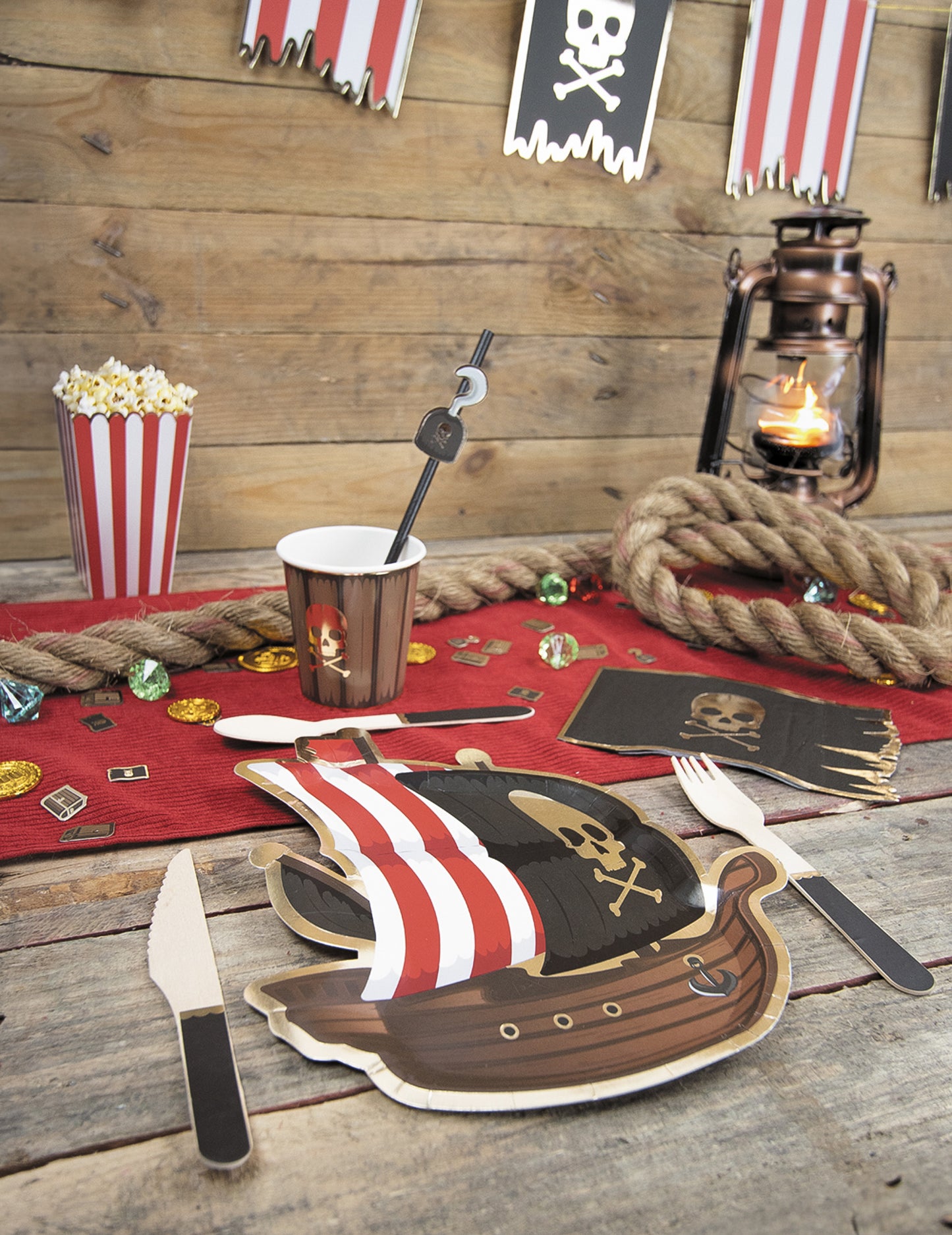 10 fekete kalóz karton szalma 20 cm