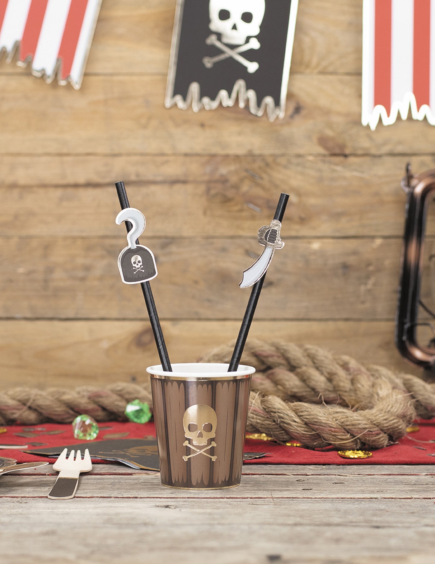 10 fekete kalóz karton szalma 20 cm