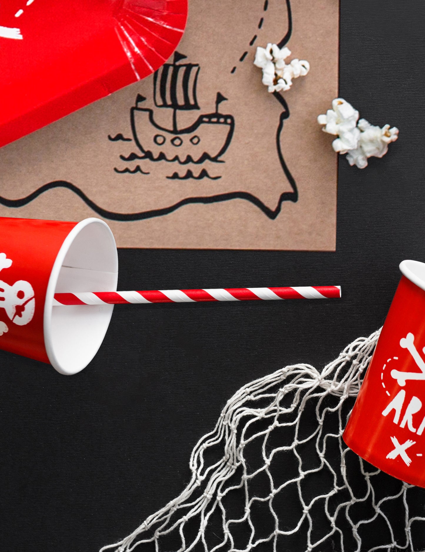 10 piros csíkos karton szalma 19,5 cm