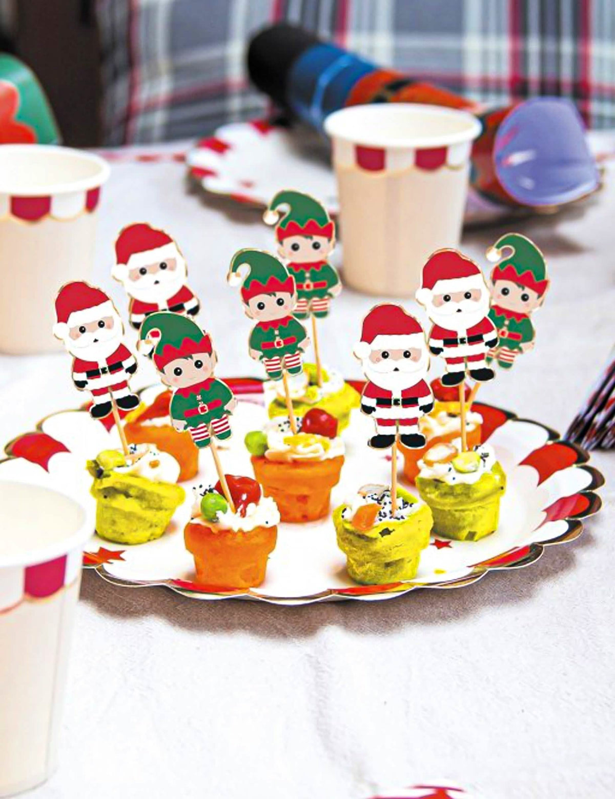 Ünnepi svédasztalon elhelyezett fa fogpiszkálók Sweety Xmas télapó és manó