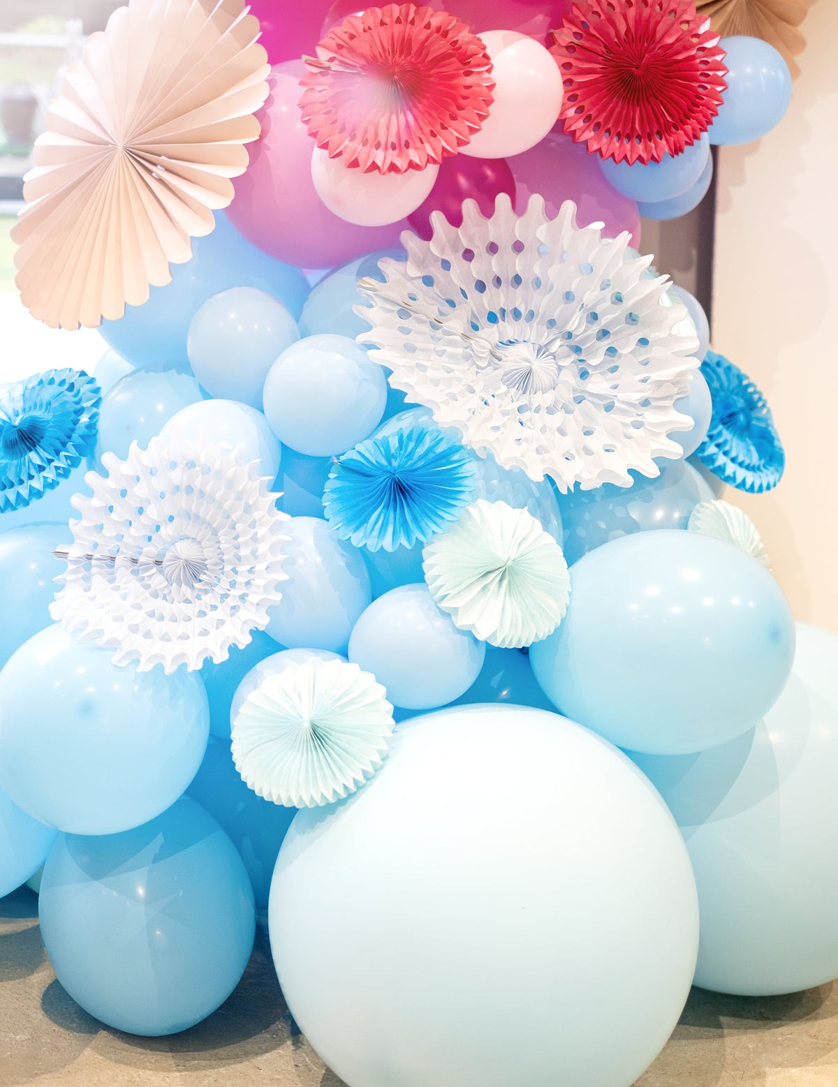 Dekoráció részlete lufikból készült rózsákkal, 100 világoskék természetes gumiból készült latex lufi