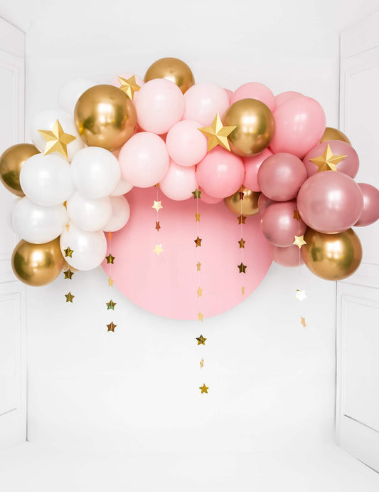 Mise en scène décorative des ballons en latex pastel pour décoration rose