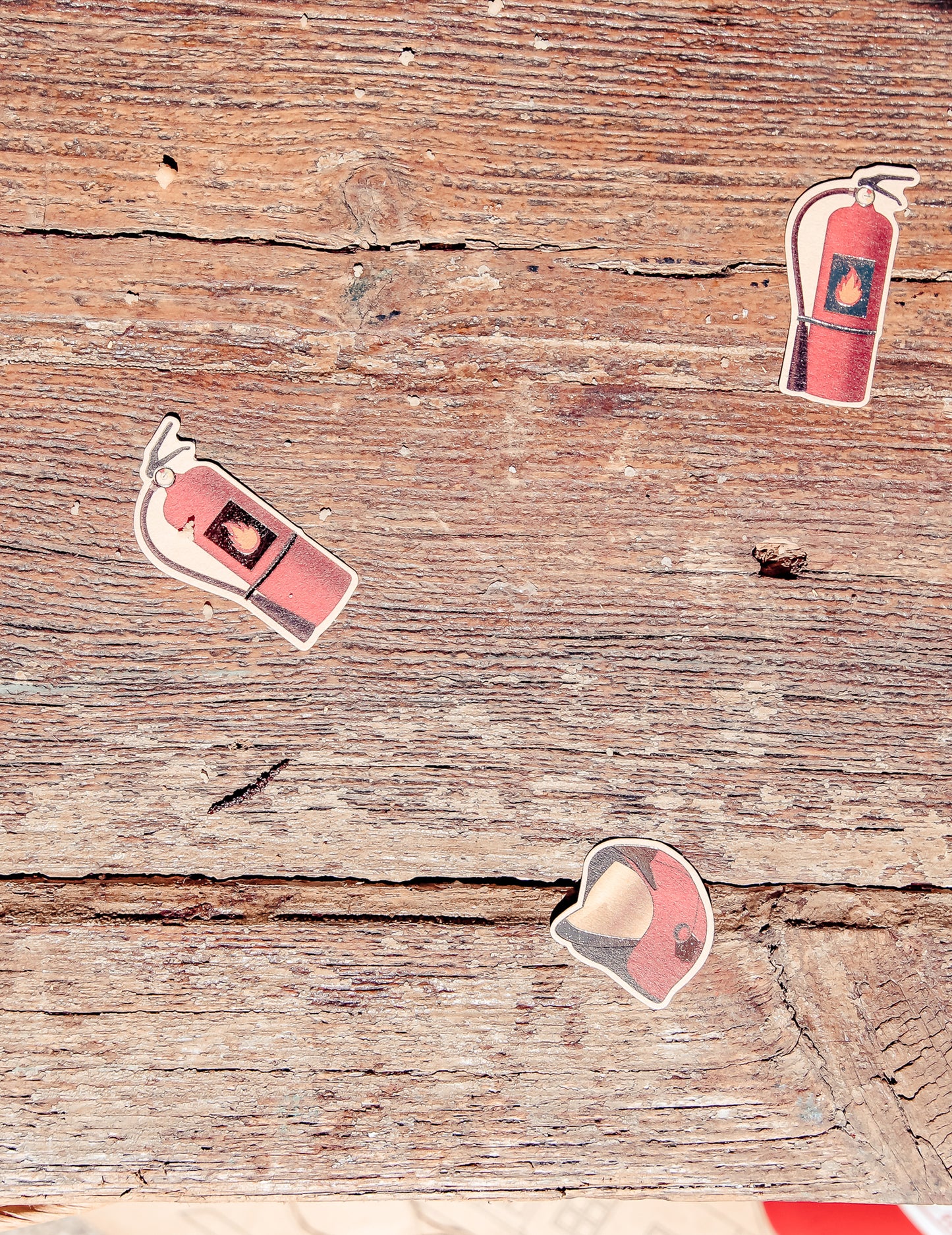 100 konfetti vörös és arany tűzoltóban 2–4,5 cm