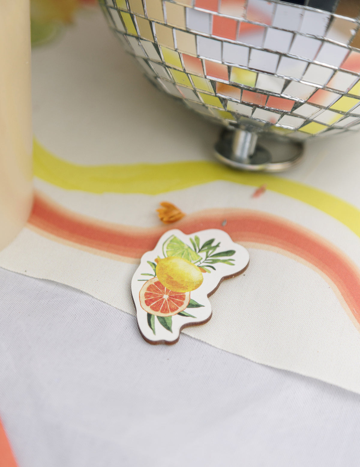 100 citrus színű pezsgő konfetti papírkonfetti krém, narancs, sárga és arany színben, különböző mintákkal