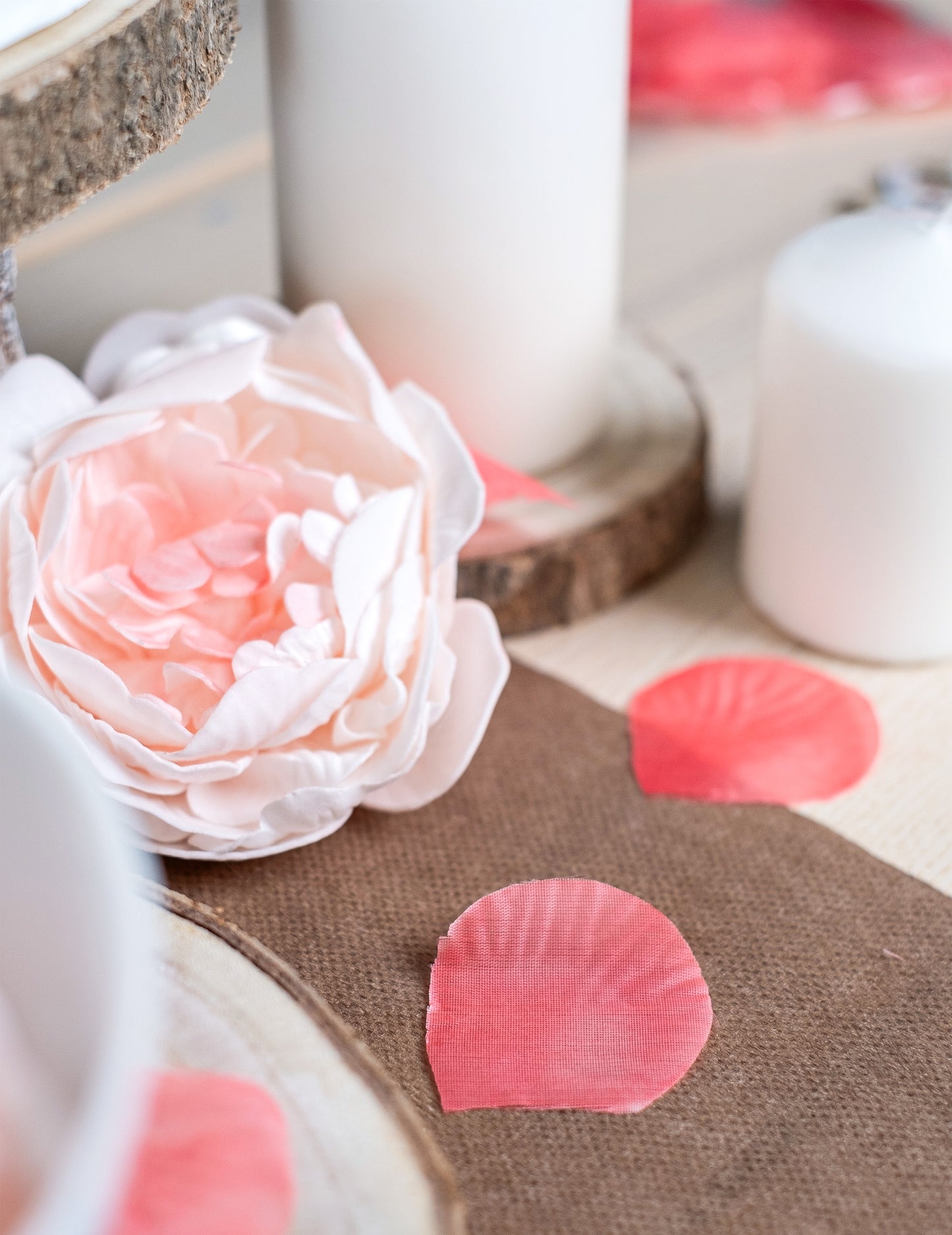 100 rózsaszín textil rózsaszirom 5 x 5 cm esküvői dekorációhoz