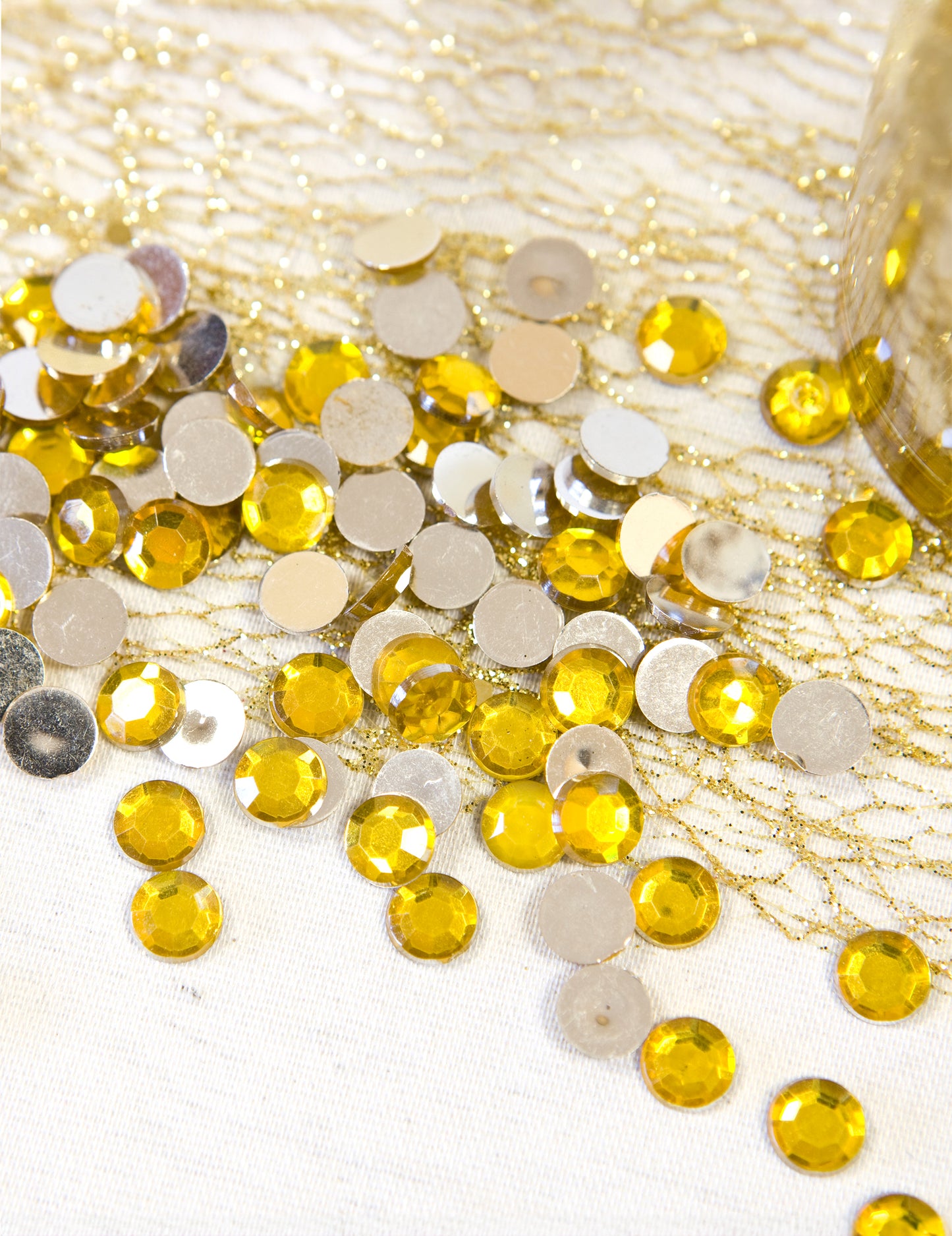 100 kis konfetti arany kerek asztal 0,6 cm
