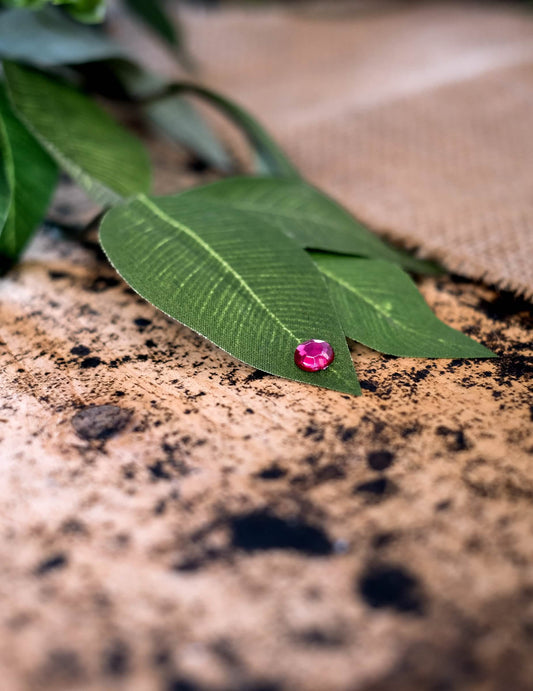 Gros plan sur un confetti des confettis de table ronds pour anniversaire fuchsia