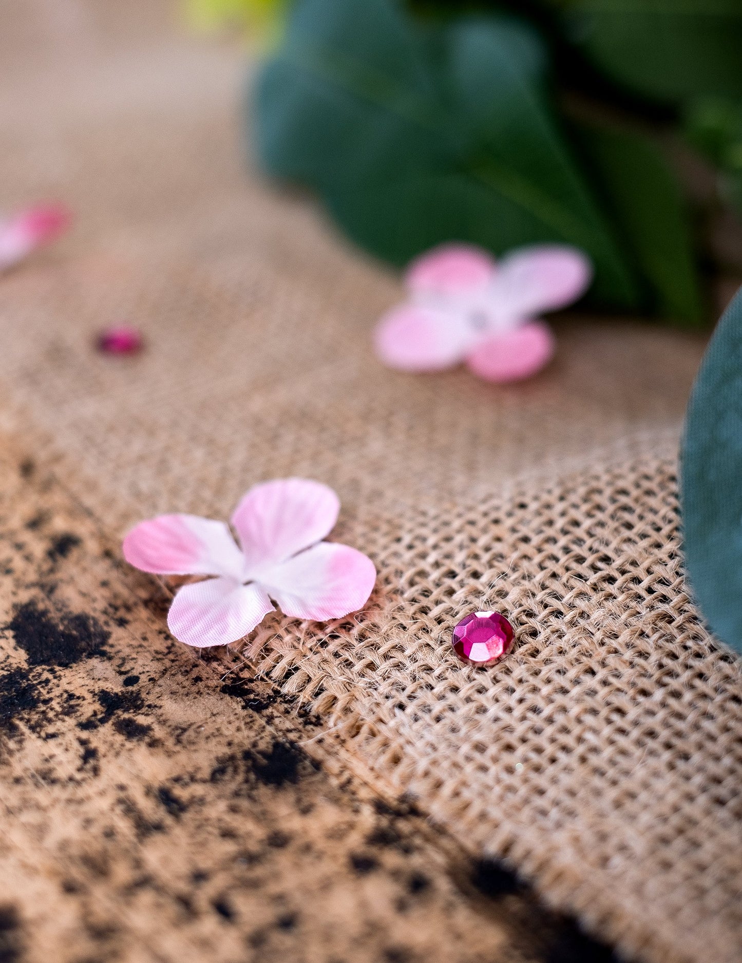 100 db kis kerek fukszia asztali konfetti 0.6 cm születésnapra