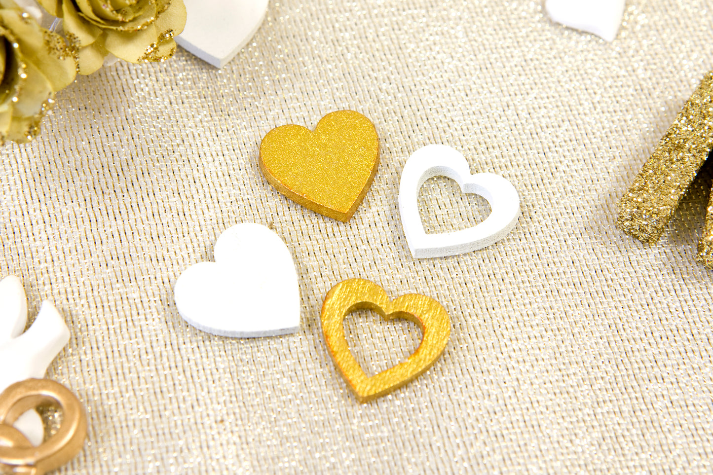 12 fa konfetti darab, fehér és arany szívek, 2 x 2 cm áttört és tömör