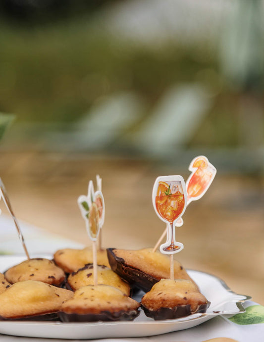 12 citrusos pezsgőpálcika krémszínű, narancssárga és sárga papírban koktélokhoz