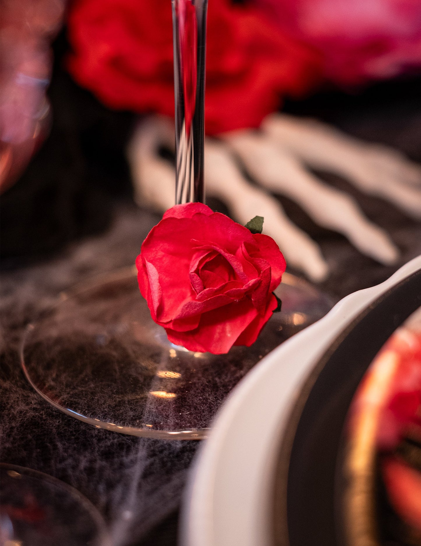 12 vörös rózsa fém szárral