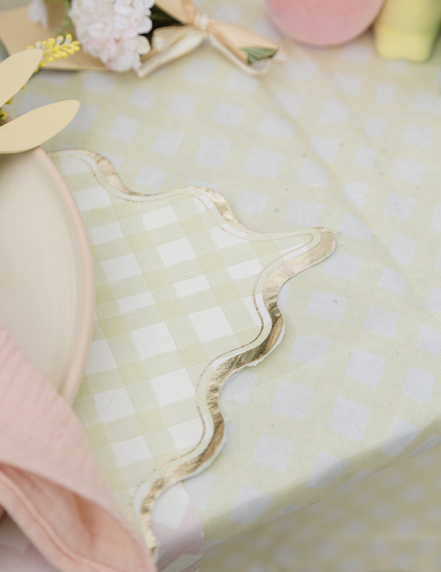 16 db kockás mintás papírszalvéta lila, rózsaszín, sárga, zöld és arany színben, 33x33 cm