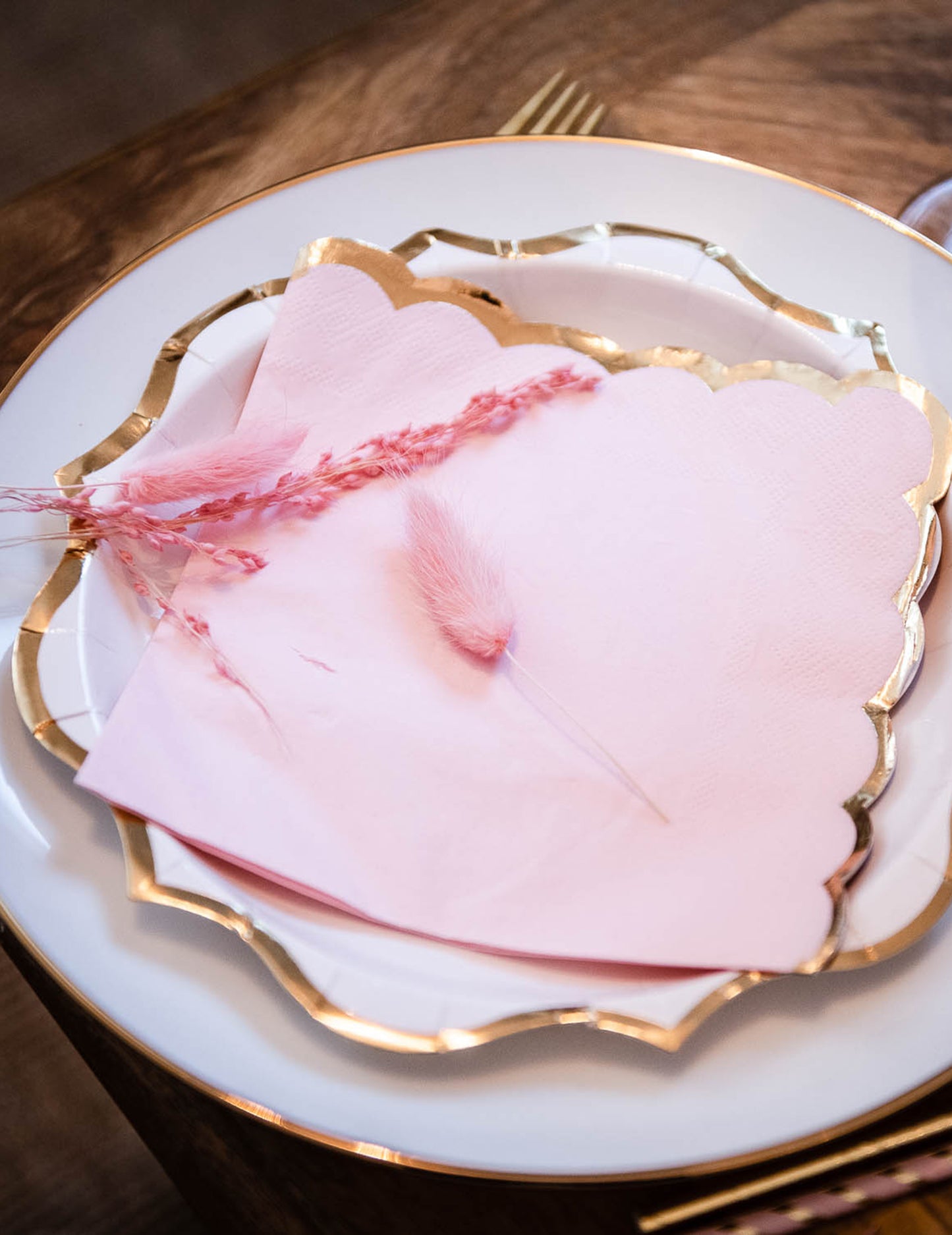 16 db púderrózsaszín szalvéta arany kagylós szegéllyel, 33 x 33 cm papír