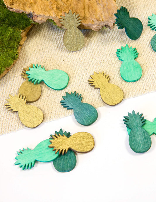 Gros plan sur les différents coloris des confettis de table ananas pour ambiance tropicale