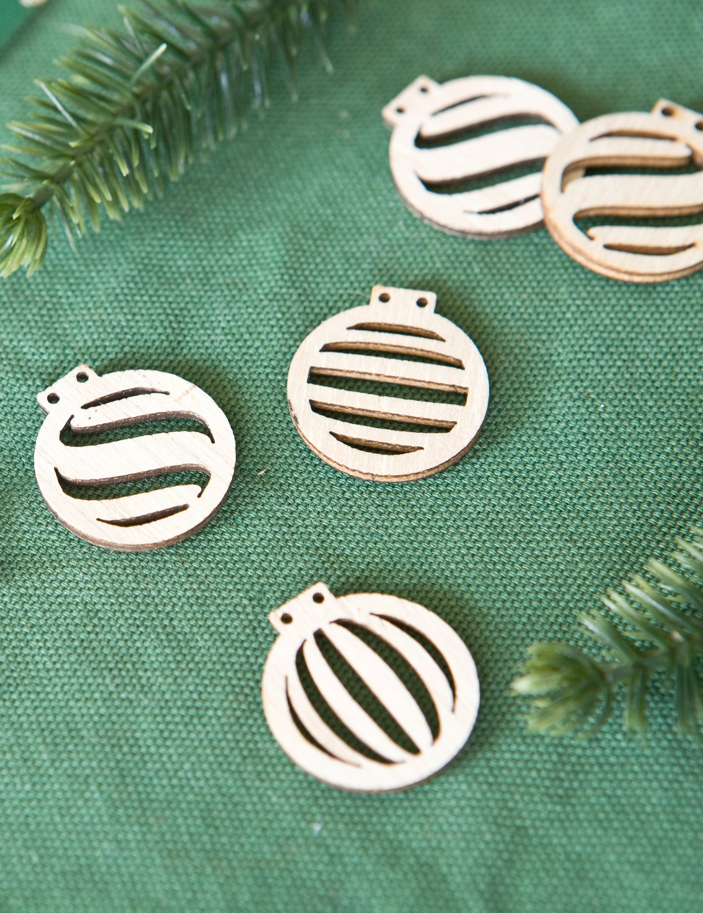 18 db fa konfettiből kivágott karácsonyi gömb 2,5 x 2,3 cm asztaldíszítéshez