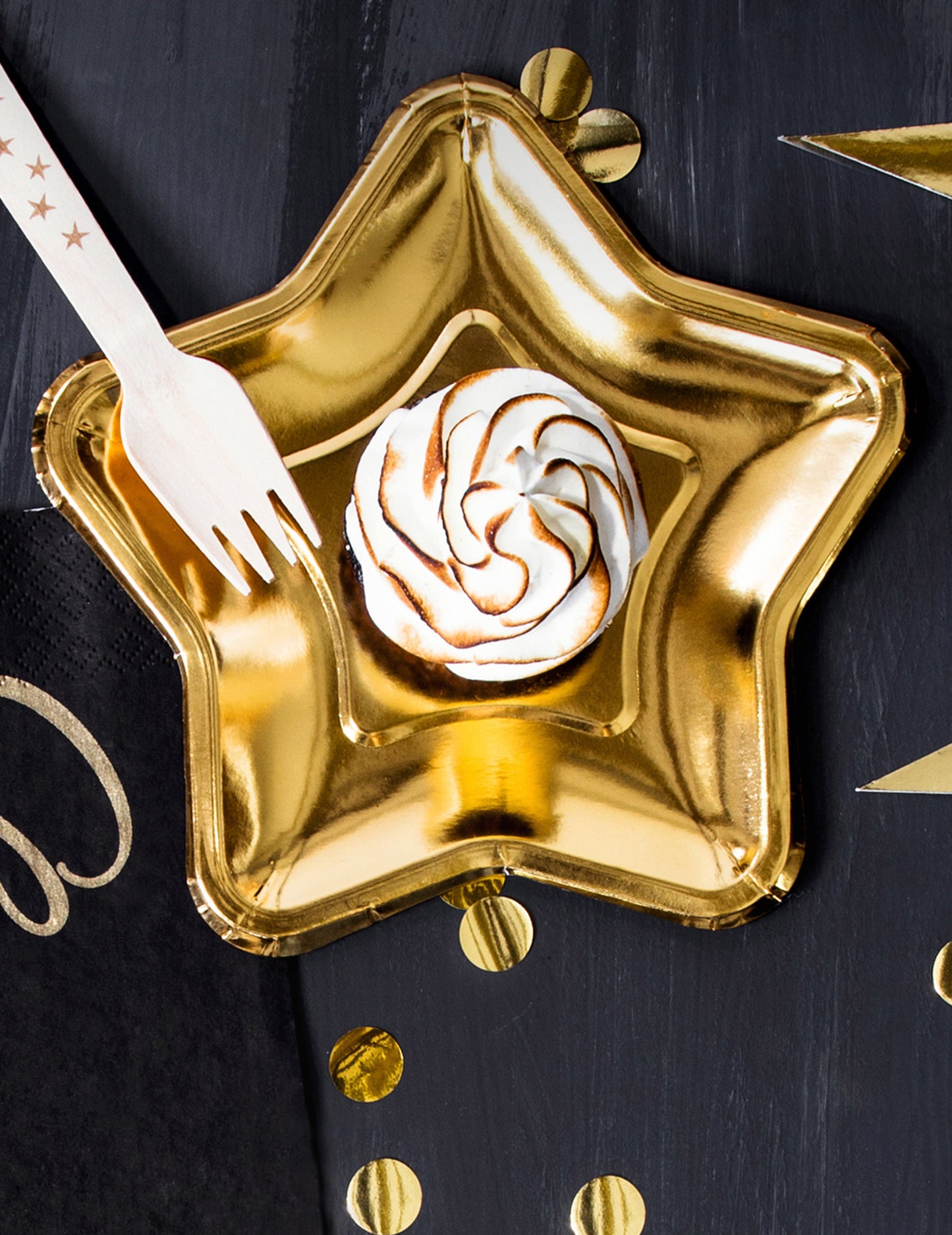 18 fa teríték arany csillagokkal 16 cm, eldobható evőeszközök