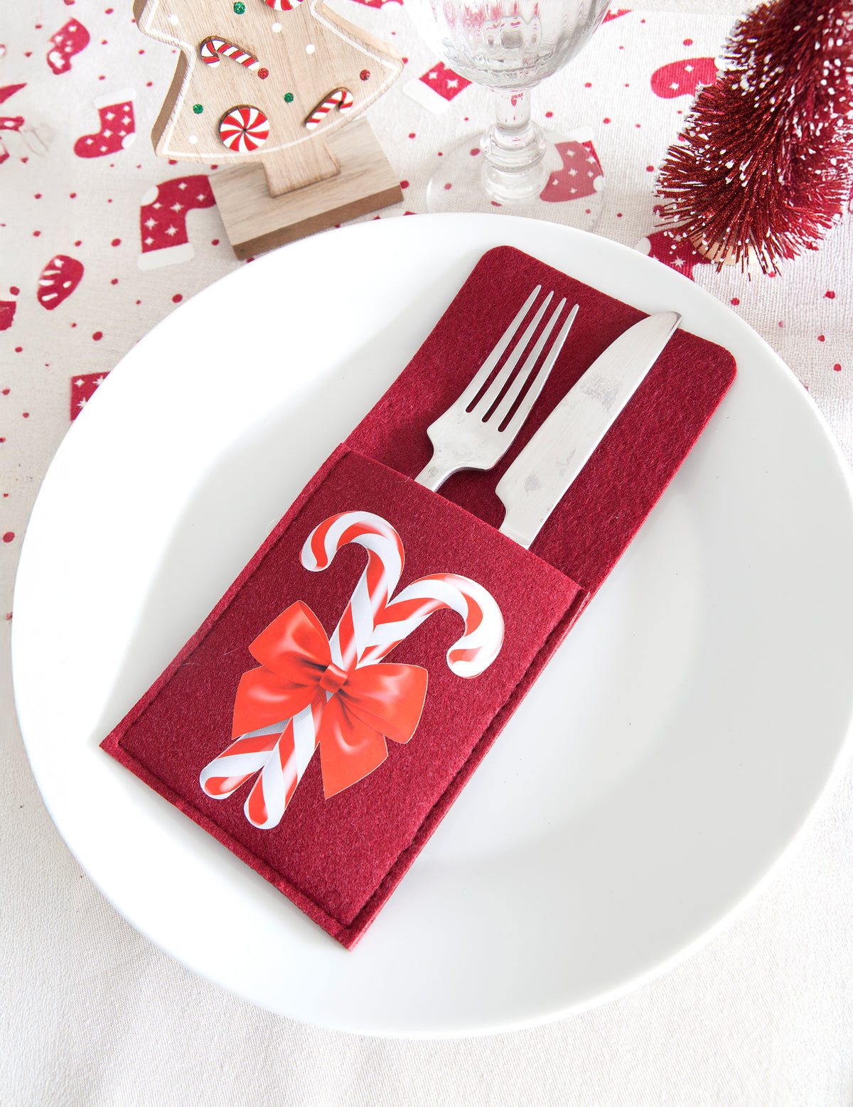Mise en situation sur une table des pochettes porte-couverts en feutrine sucre d'orge
