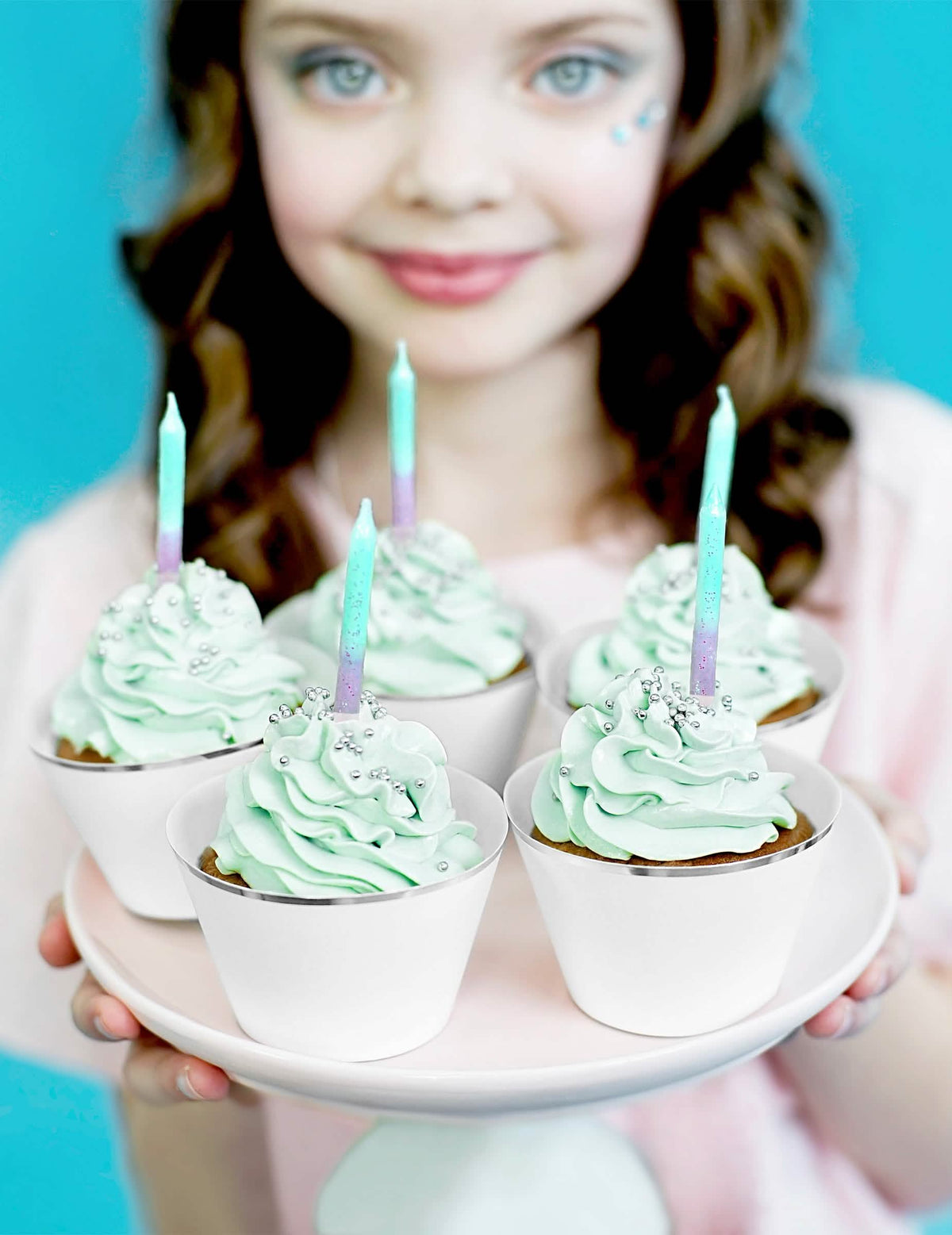 Jelenet cupcakesról és irizáló születésnapi gyertyákról