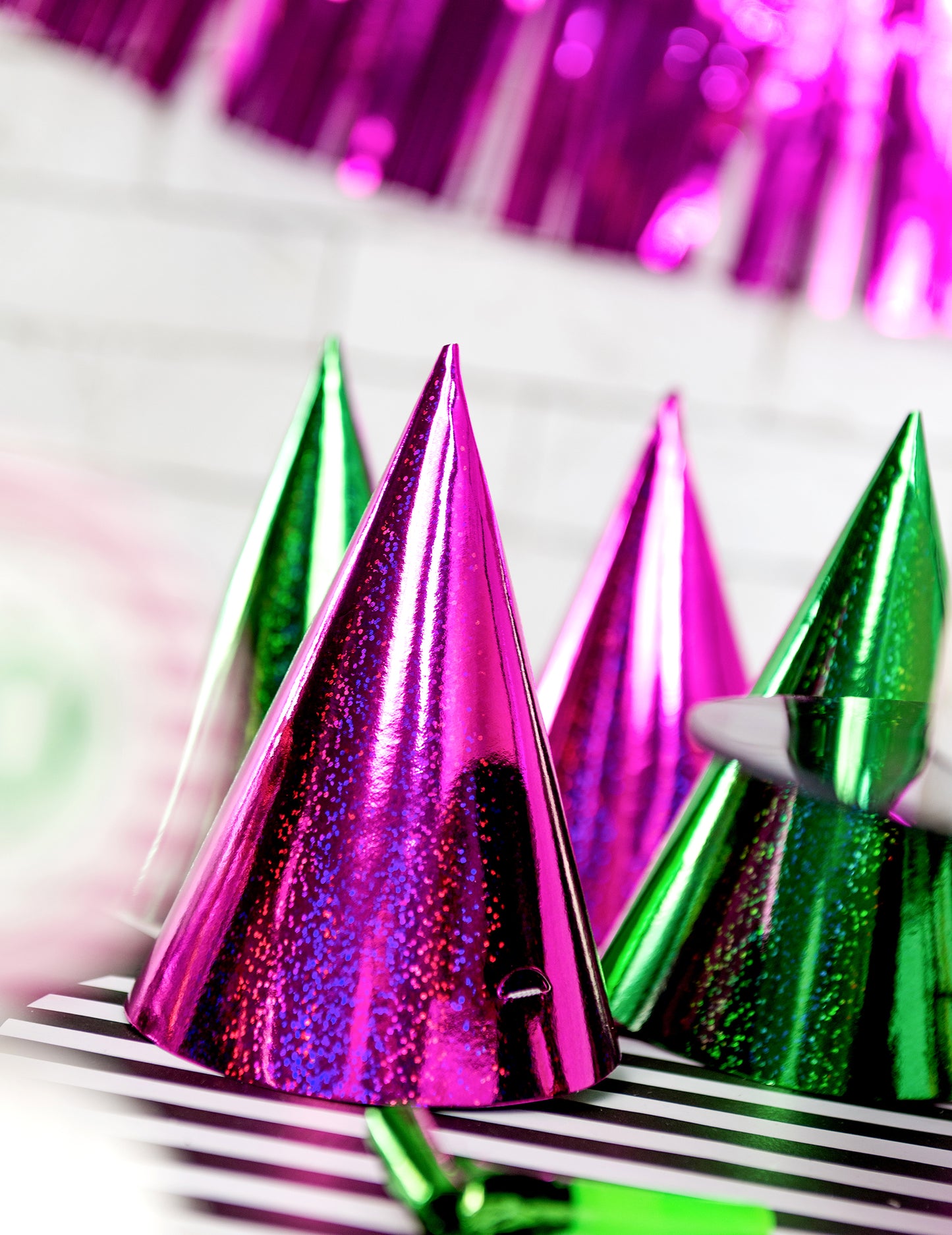 20 színes holografikus párt kalap 16 x 10 cm