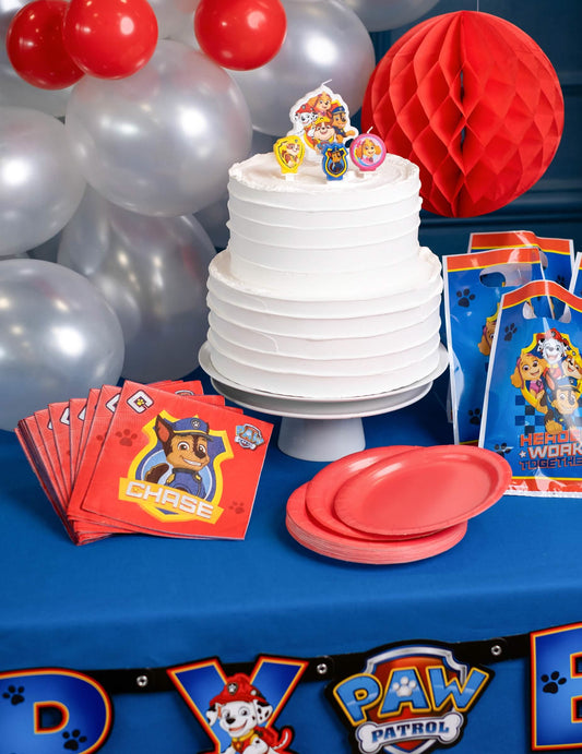 Mise en scène lors d'un anniversaire des assiettes rondes en carton pour dessert rouge corail