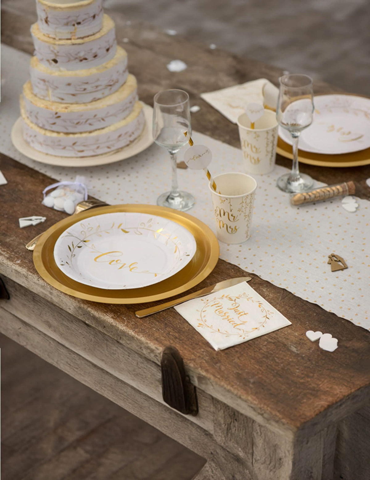 Esküvőre készült Just Married papírszalvéták asztali elrendezésben