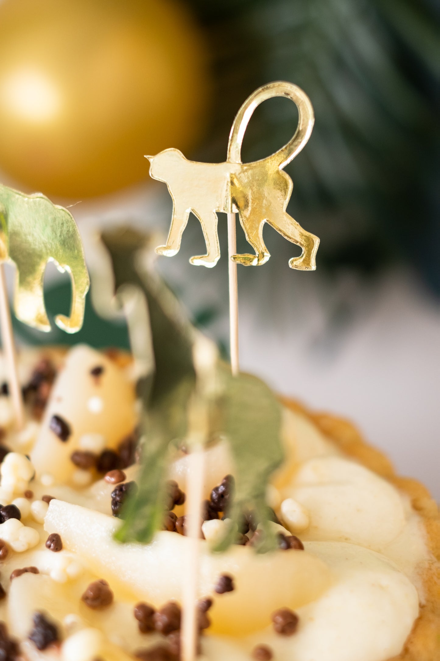 20 db arany dzsungelállatos fa csákány 12,5 cm süteményekhez