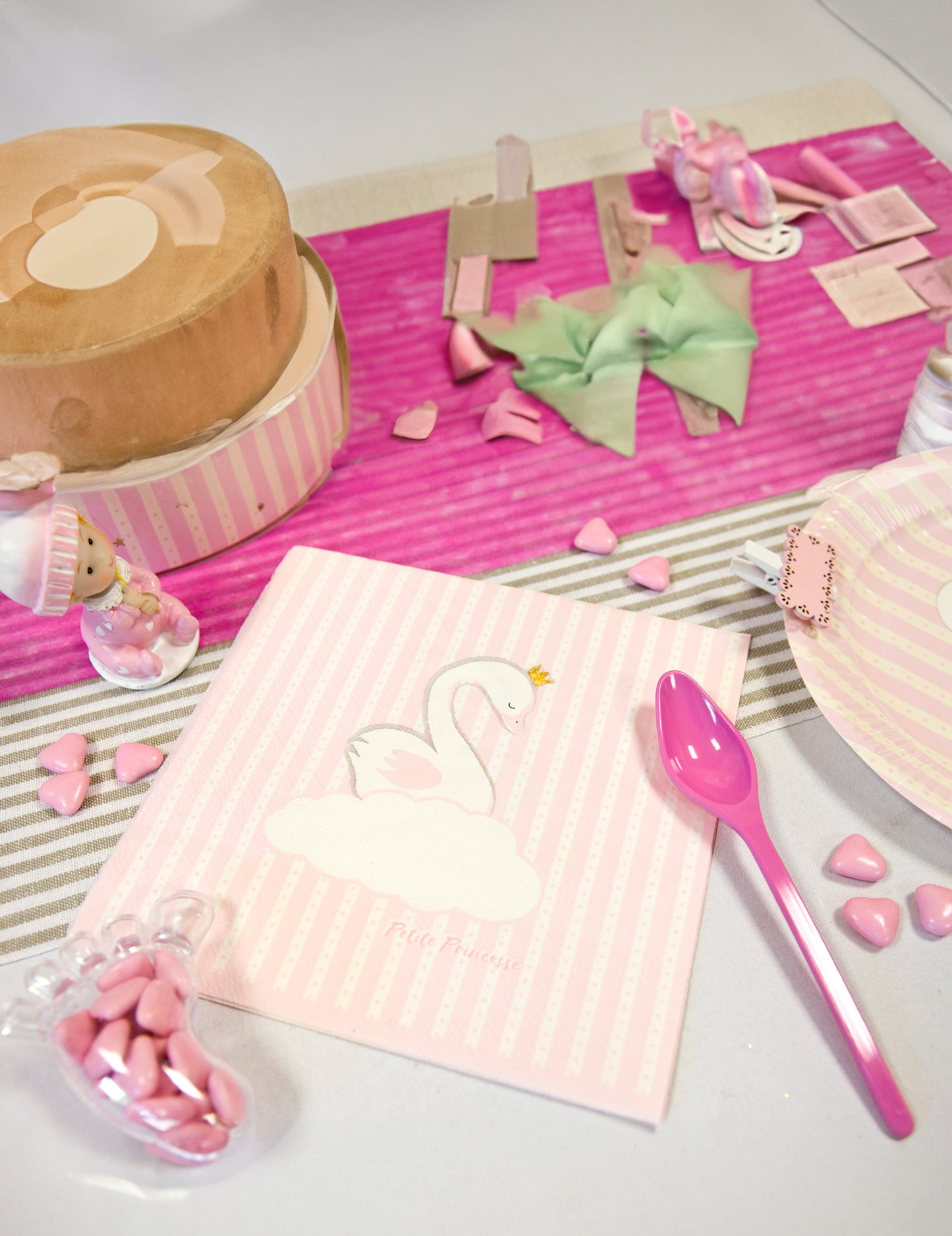 20 db rózsaszín hattyús papírszalvéta, kis hercegnős mintával, 33 x 33 cm