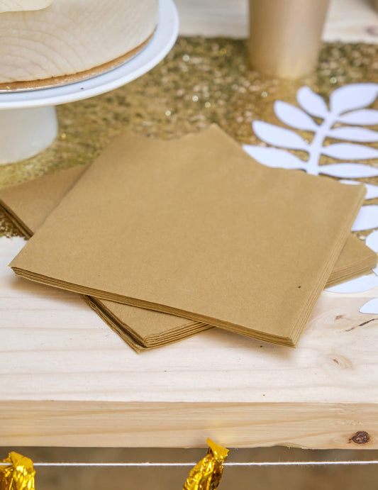 Mise en situation sur une table des 20 serviettes en papier festives dorées