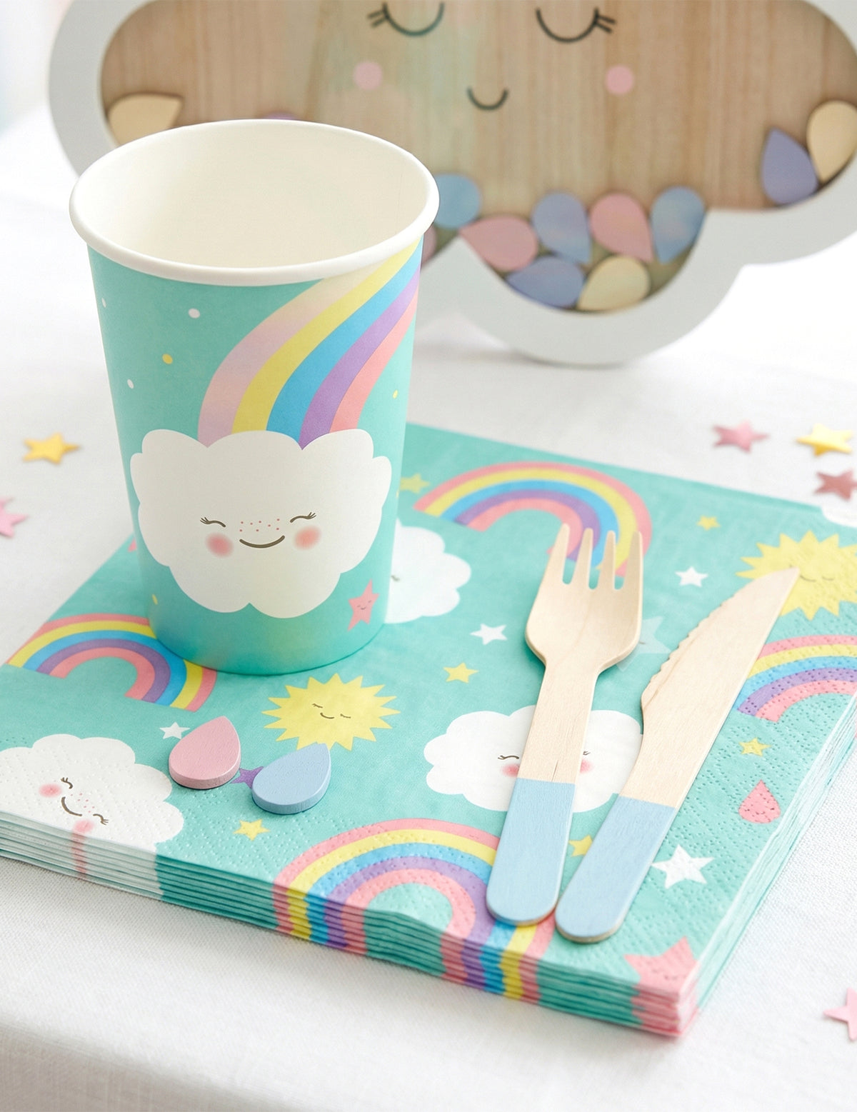 Mise en situation avec gobelet et couverts des serviettes en papier petit nuage arc-en-ciel