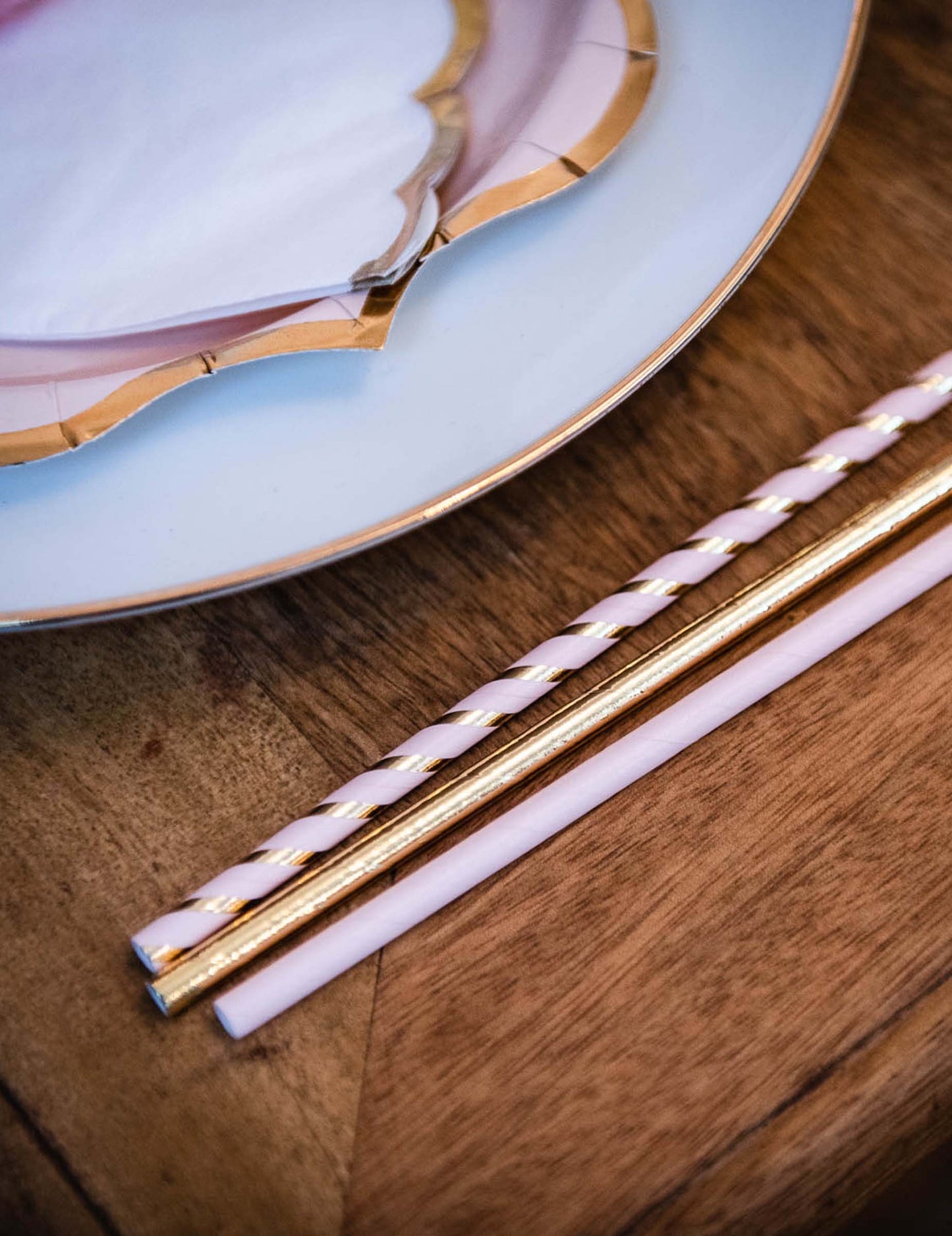 22 db púderrózsaszín és arany karton szívószál 19,5 cm születésnapra