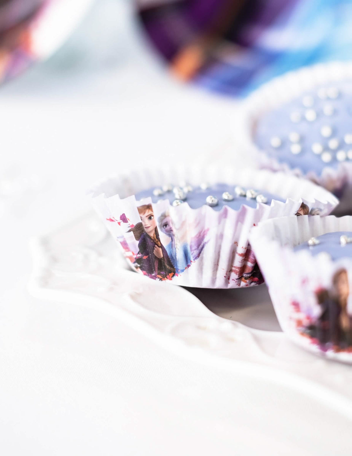 Oldalnézetből készült papír cupcake kapszlik Jégvarázs témában
