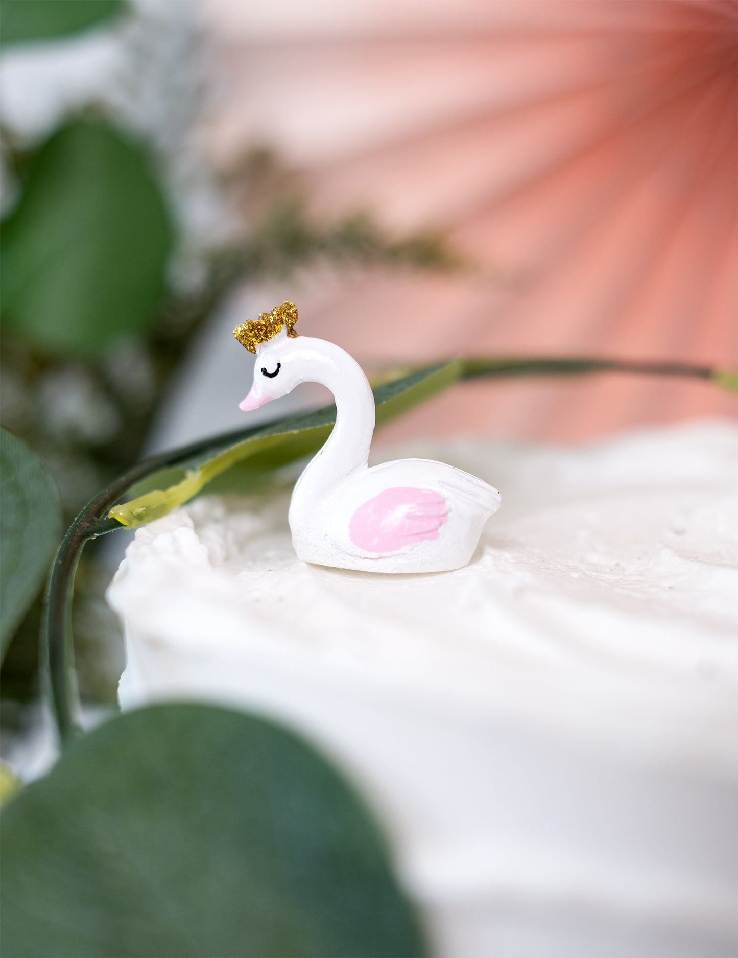 Mise en scène sur un gâteau de la figurine en résine cygne pour baby shower