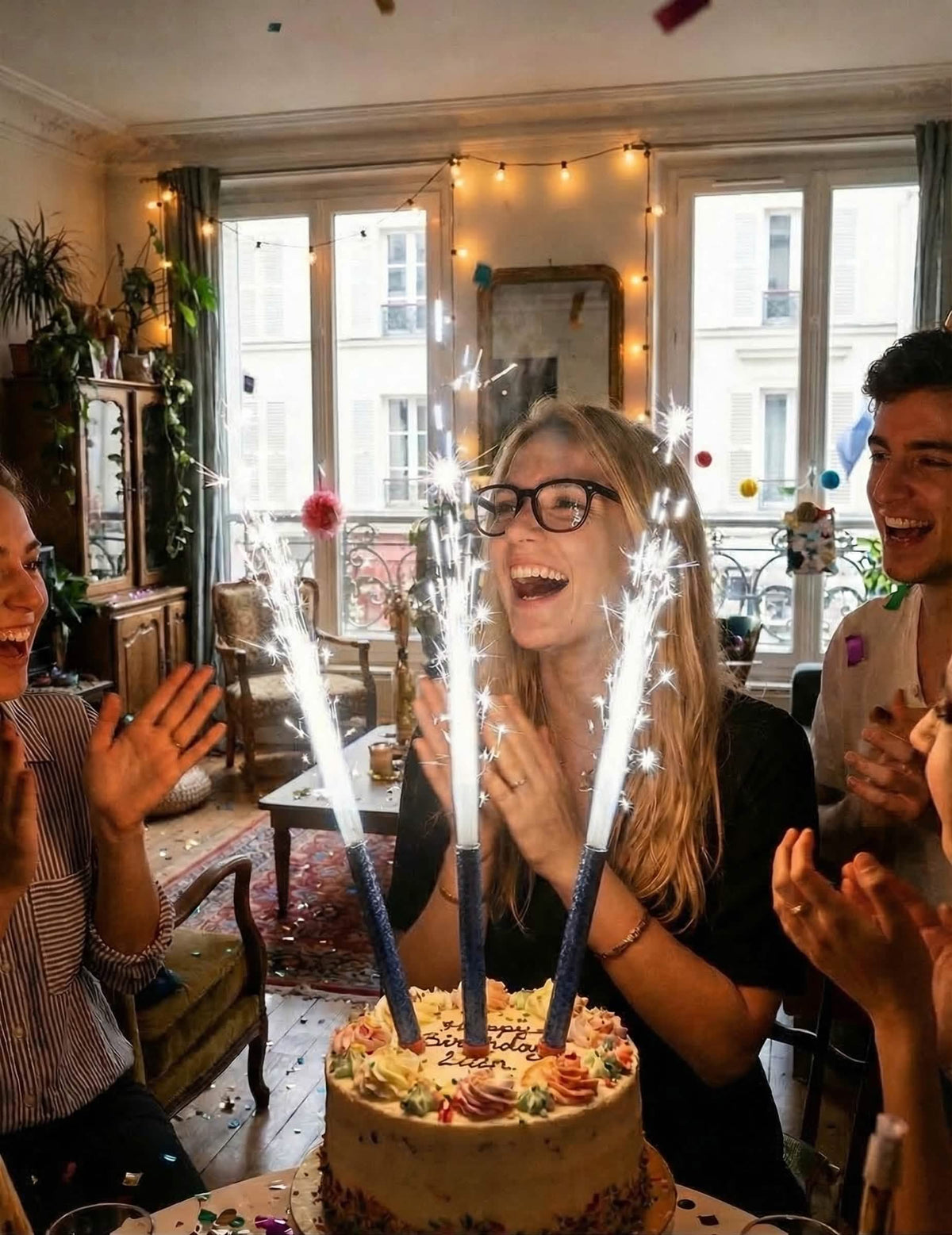 Jelenet egy születésnapos tortán ezüst szikrázó szökőkutakkal az ünnepre