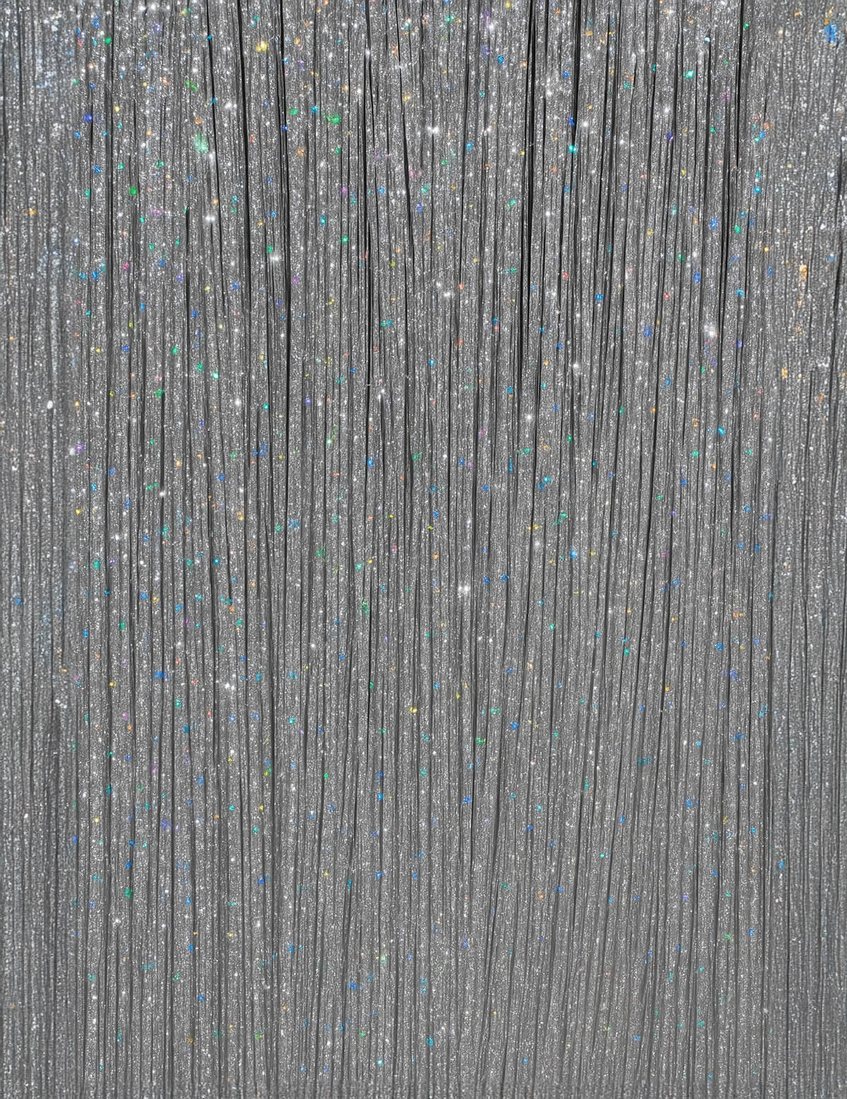 Gros plan sur la texture scintillante des mèches brillantes pour femme argentées