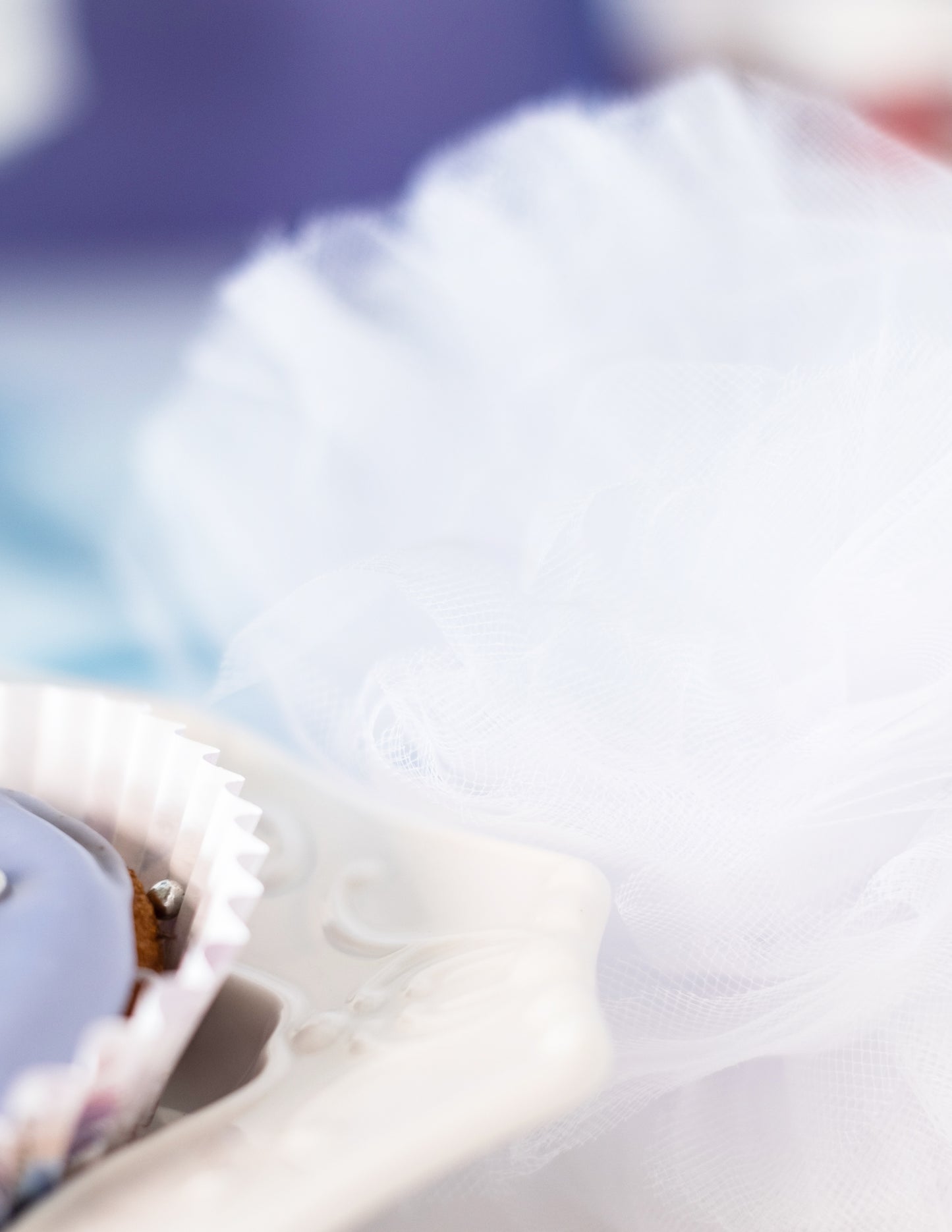 3 függő pompom a fehér tüll 15, 20 és 30 cm -ben