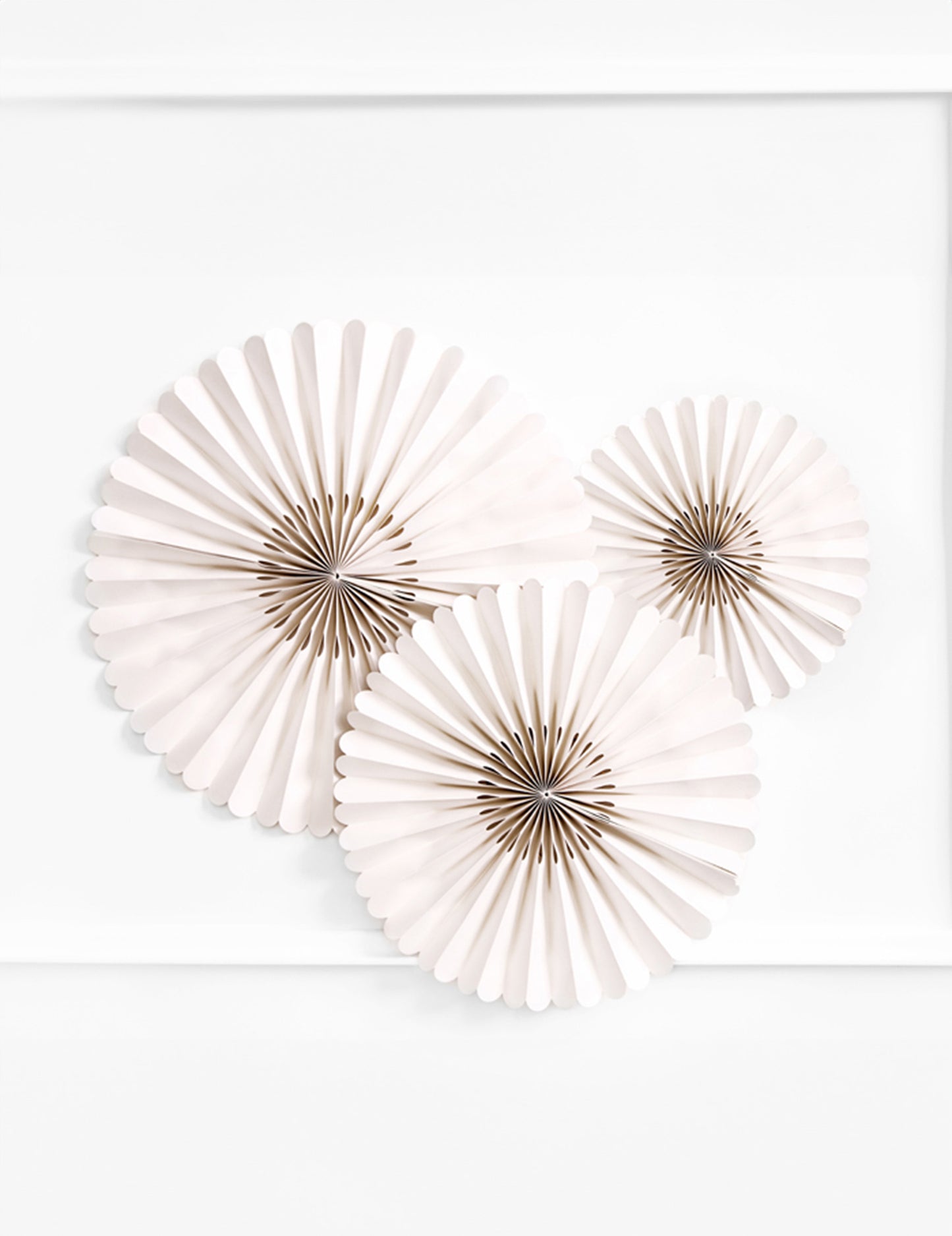 3 díszes bézs papírrozetta esküvőre