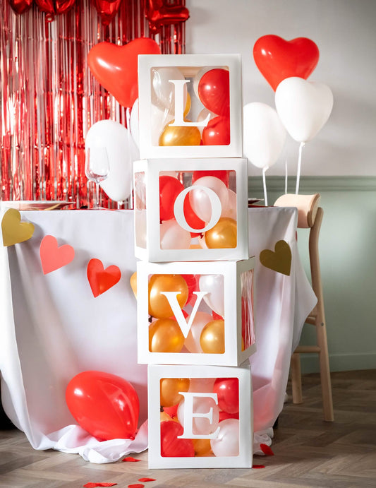 Mise en scène des cubes à ballons en carton LOVE pour décoration romantique