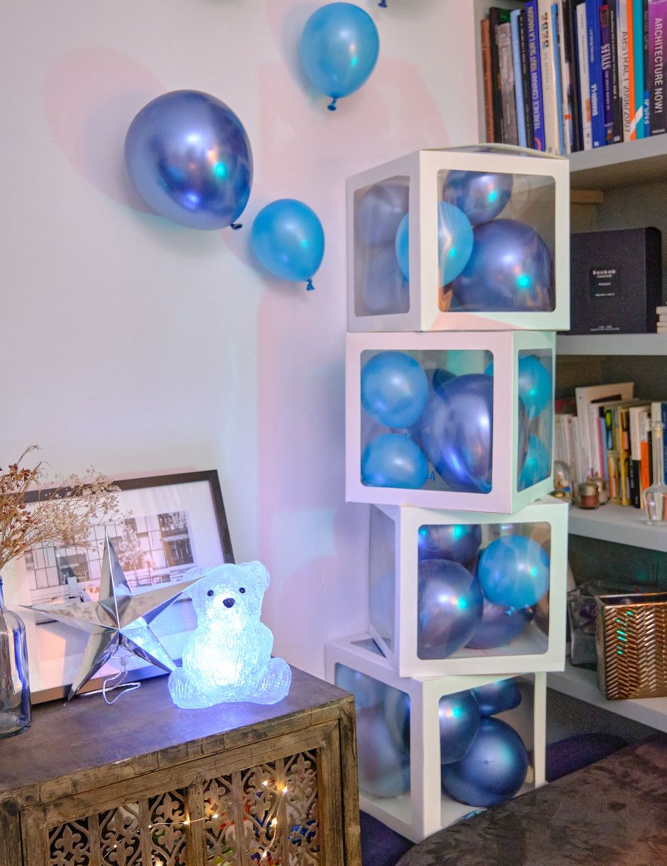 4 db fehér átlátszó lufival ellátott kocka, 30 db cm testreszabható dekoráció