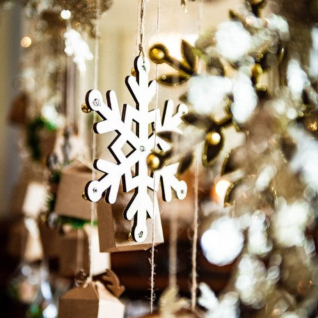 4 db fa hópehely csillámmal és 18-as méretű arany harangokkal cm karácsonyi díszek