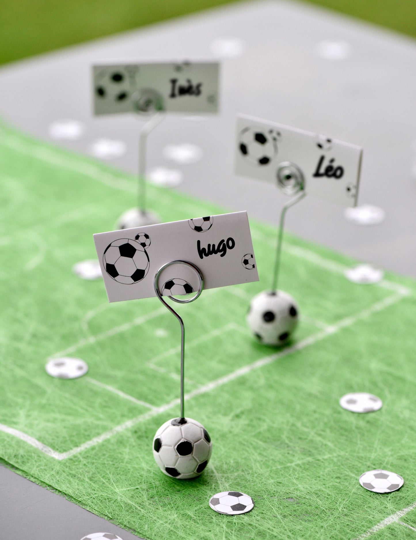 Több példány a foci alakú névjegykártyáról