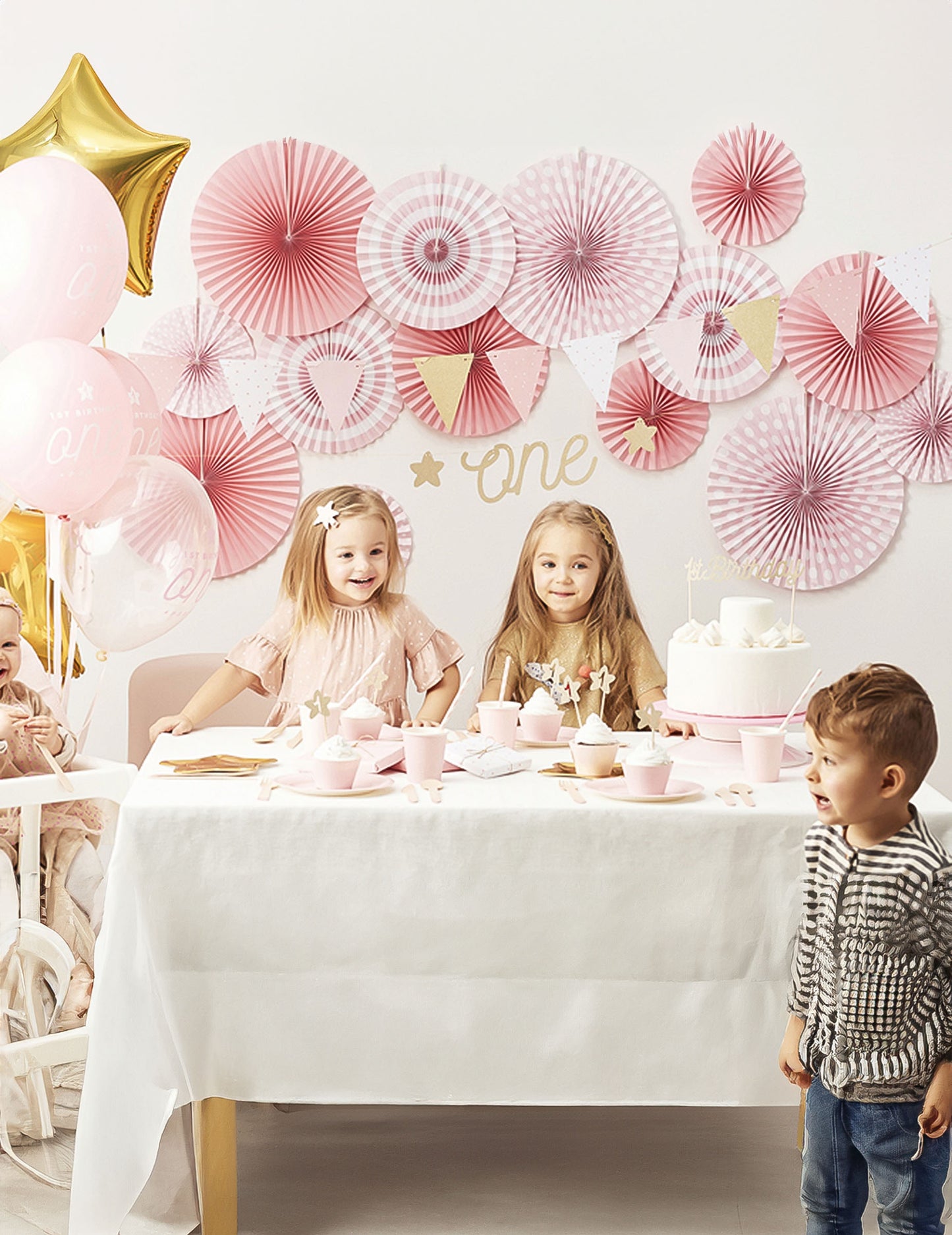 4 világos rózsaszín papír rozetták 23, 32 és 40 cm pöttyökkel és csíkokkal