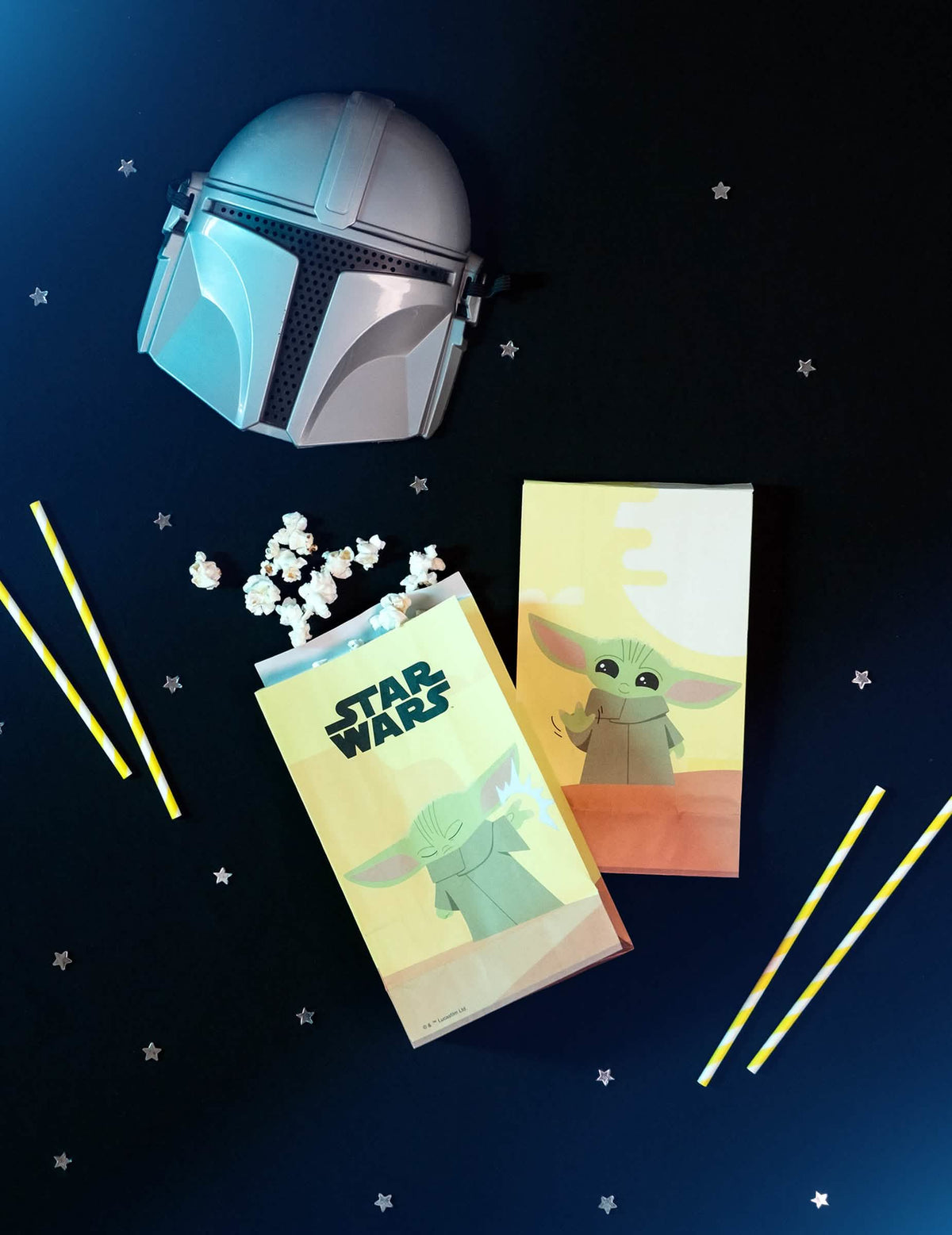 Képzeletbeli jelenet maszkkal és popcornnal, baba Yoda The Mandalorian papírzacskókban