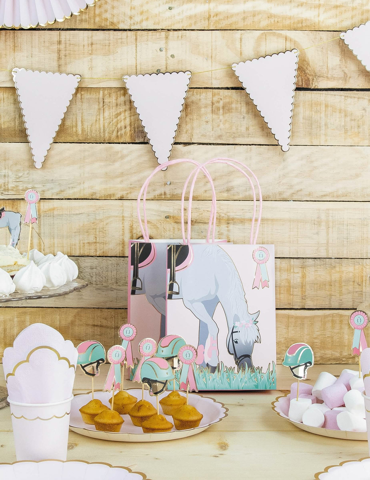 Kompozíció cupcake-ekkel és asztaldekoráció ló papír ajándéktáska